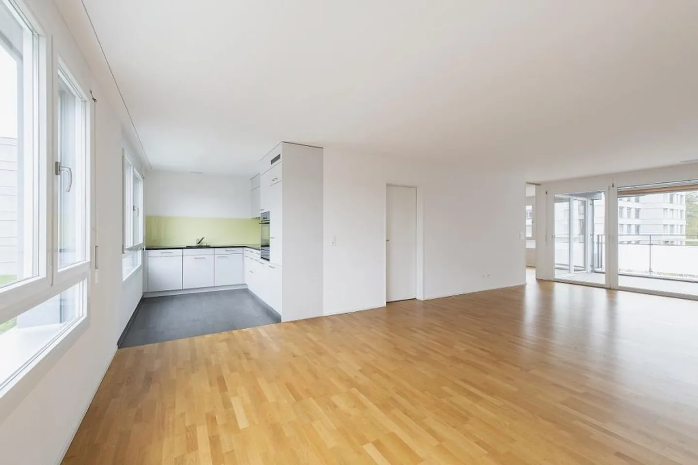 ***2.5'ZWG with 71m2***large balcony*** - Photo 7 of 8