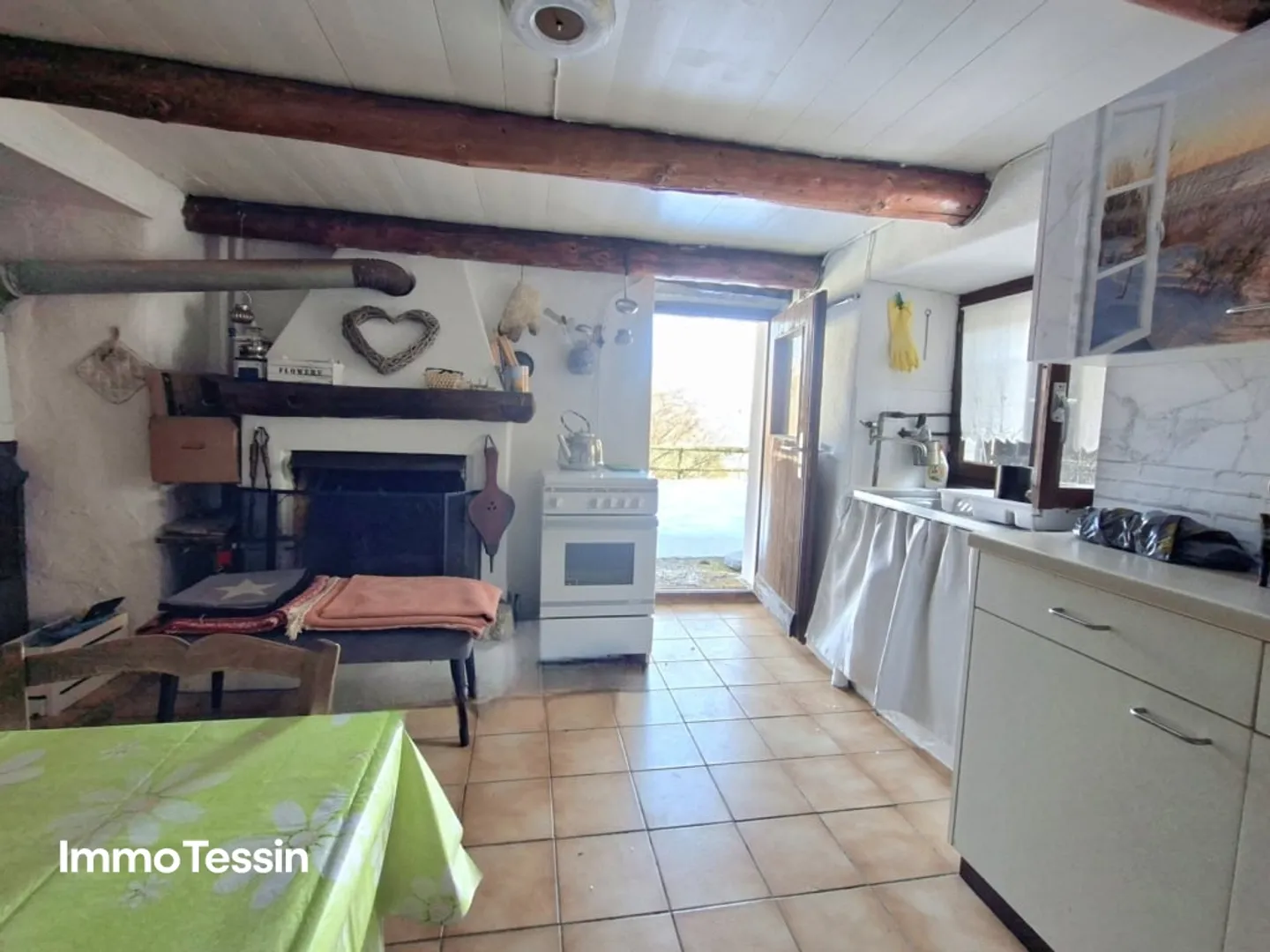 OPPORTUNITÀ: Bellissimo Rustico con vista panoramica unica sul lago in un luogo di tranquillità sopra il Lago Maggiore - Foto 9 di 13