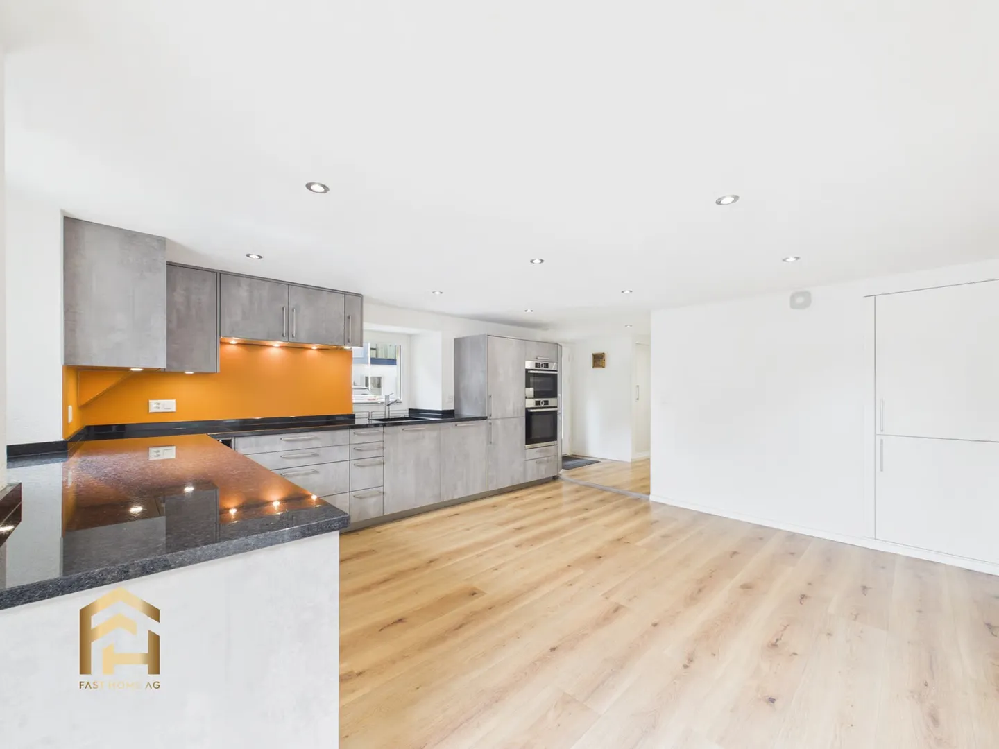 Top location in St. Niklaus: Newly renovated 4.5-room apartment for rent - Photo 2 of 13