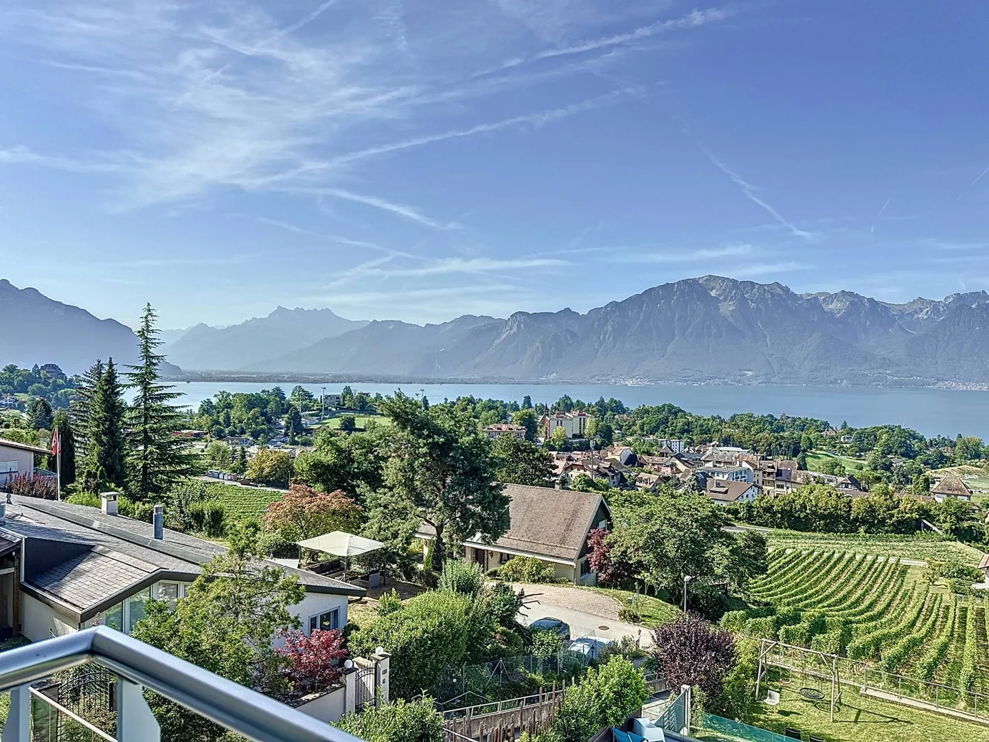 Doppelhaushälfte mit 5,5 Zimmern und Panoramablick auf den See und die Alpen! - Foto 2 von 13