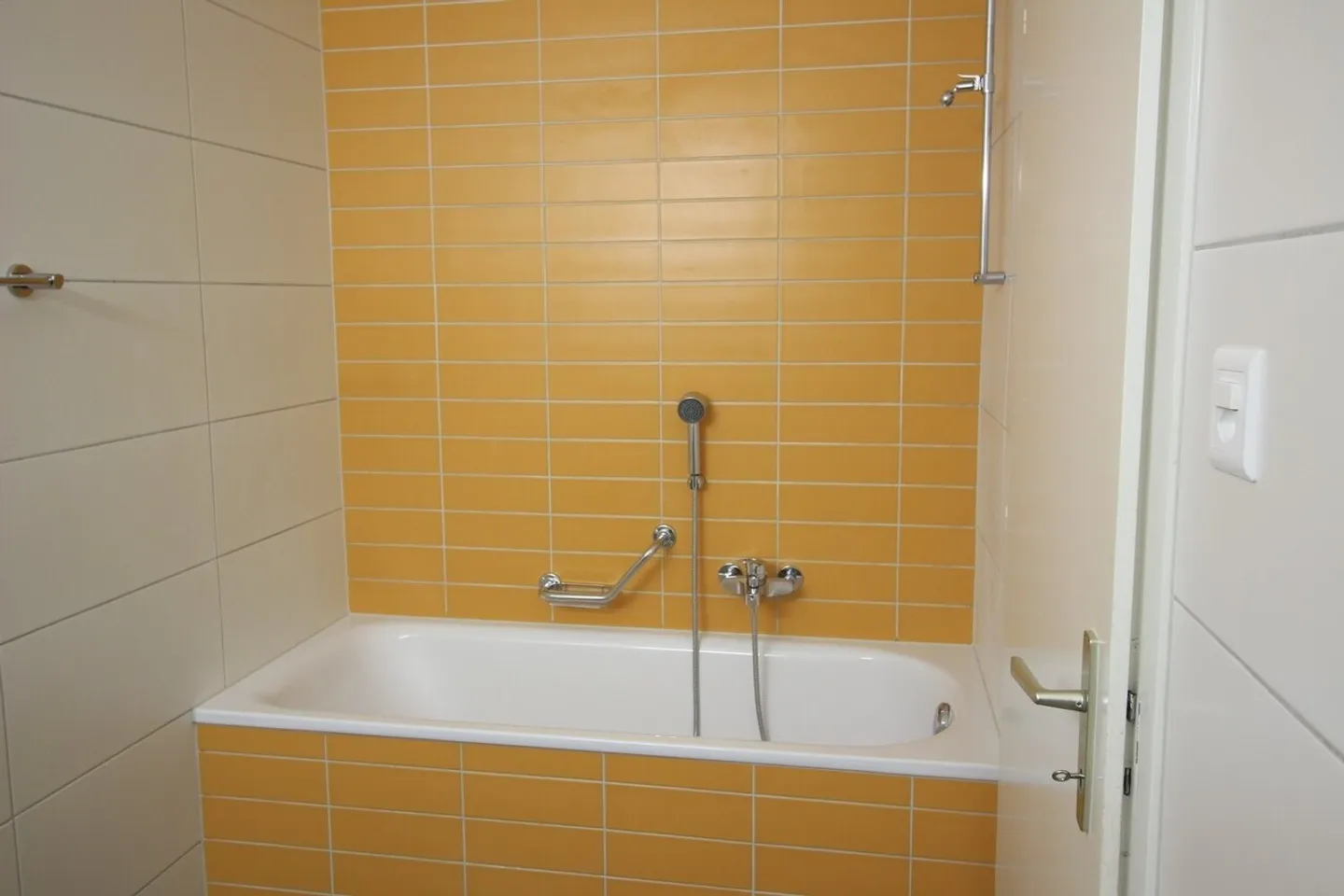 Spacious accommodation in downtown Fribourg! - Photo 7 of 10