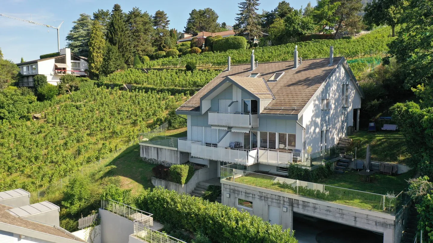 Doppelhaushälfte mit 5,5 Zimmern und Panoramablick auf den See und die Alpen! - Foto 1 von 13
