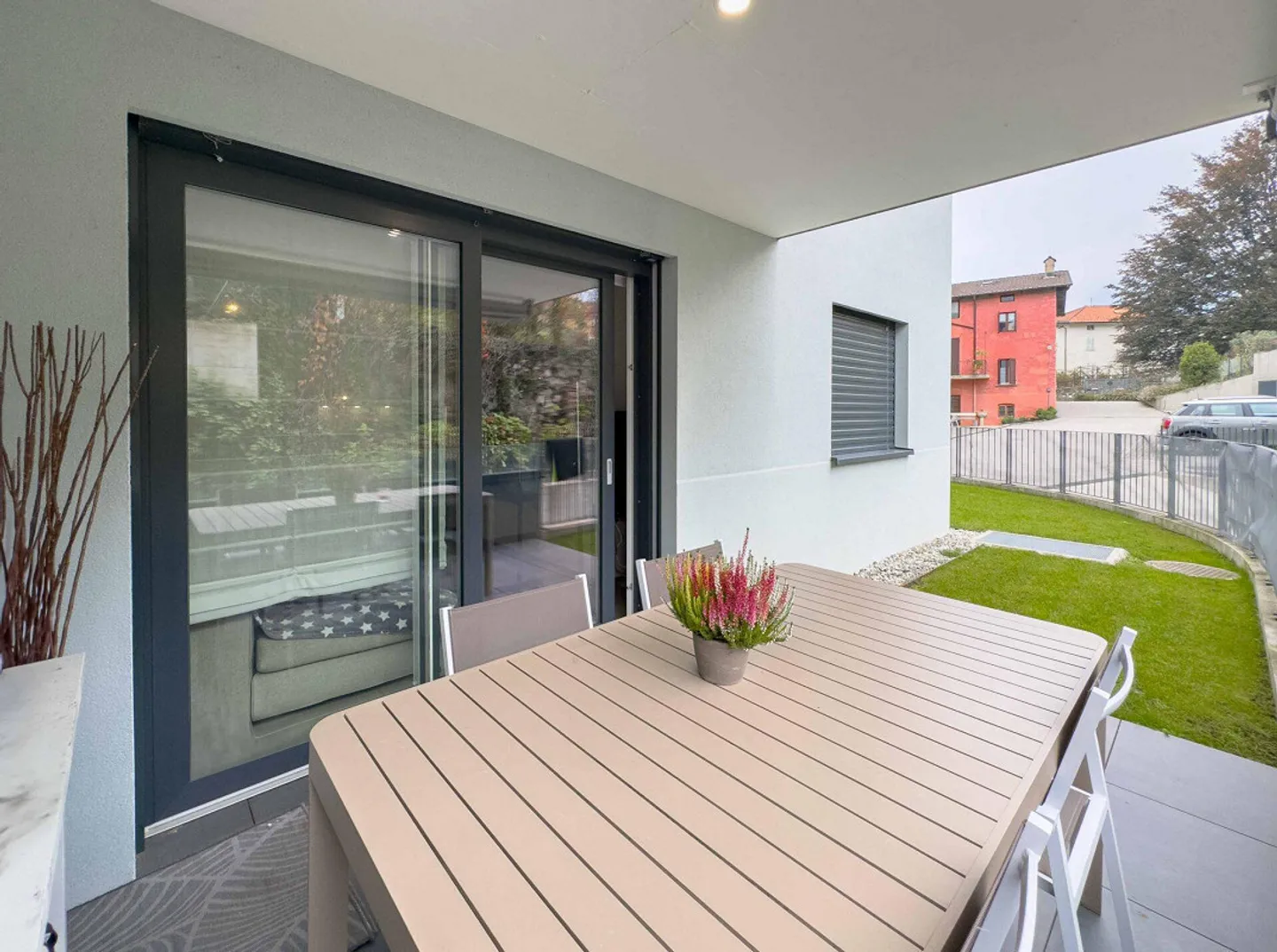 Pour un revenu ou un usage privé, très nouveau, élégant appartement de 2,5 pièces avec jardin privé - Photo 5 sur 14