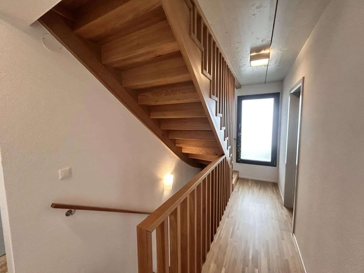 Villa bifamiliare di 5,5 locali in zona tranquilla e vicino alla città! - Foto 3 di 7
