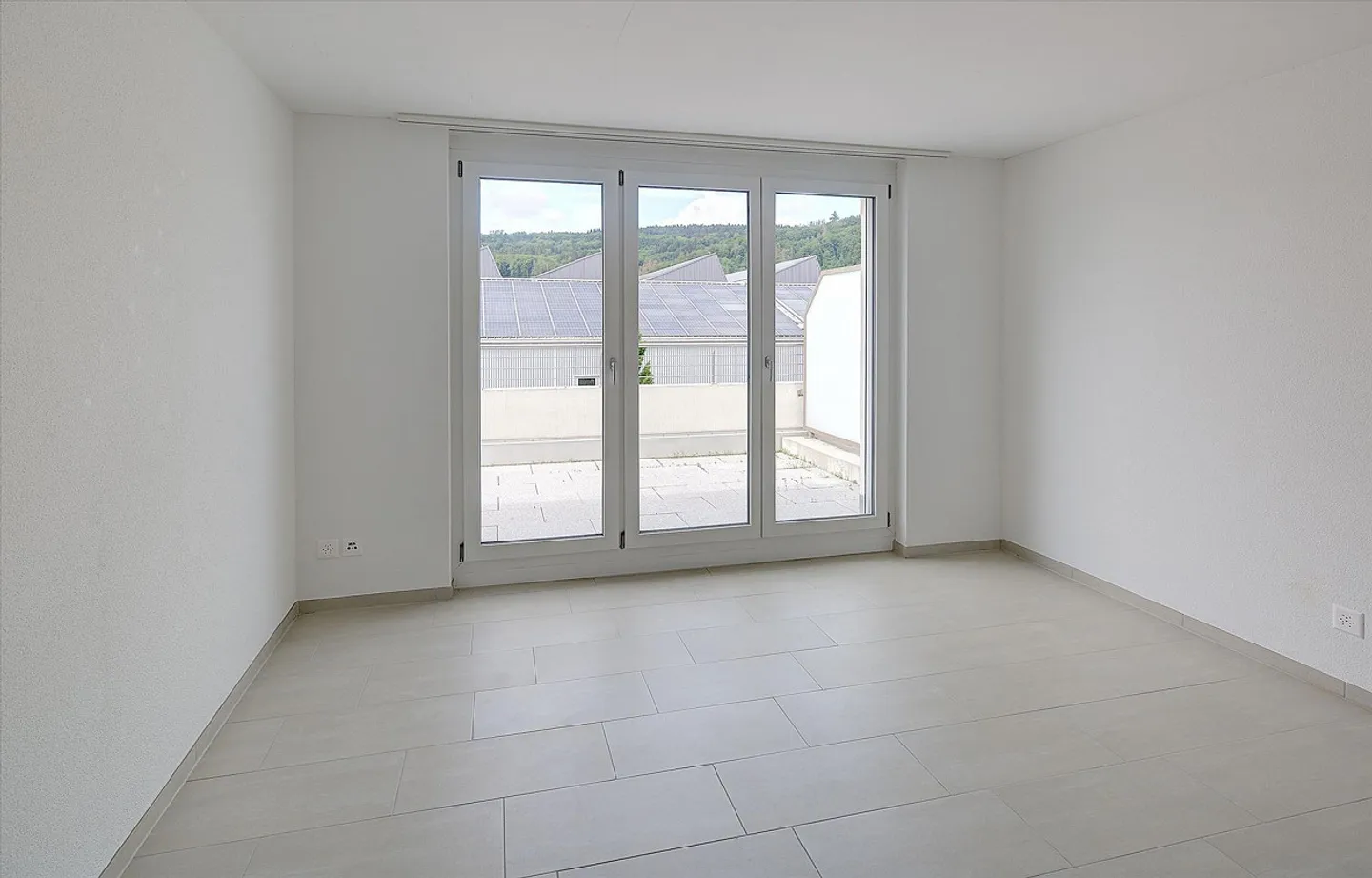 Modernes Apartment mit Balkon - Foto 2 von 6