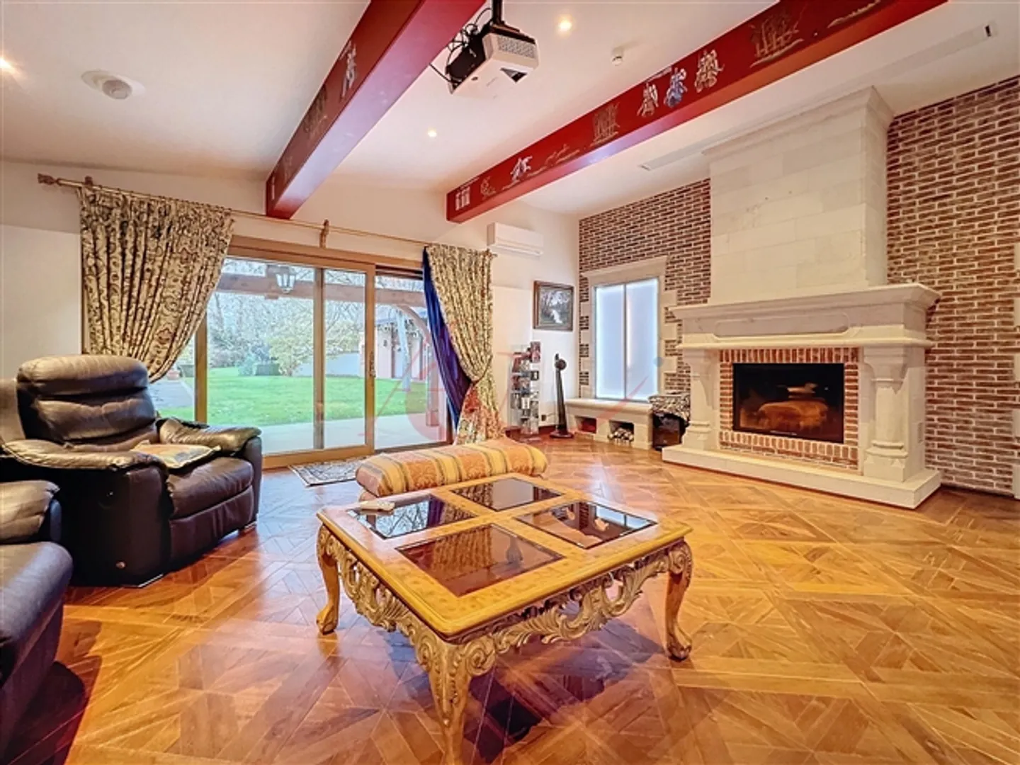 Extraordinary House in the Heart of a Lush Park - Photo 5 of 7