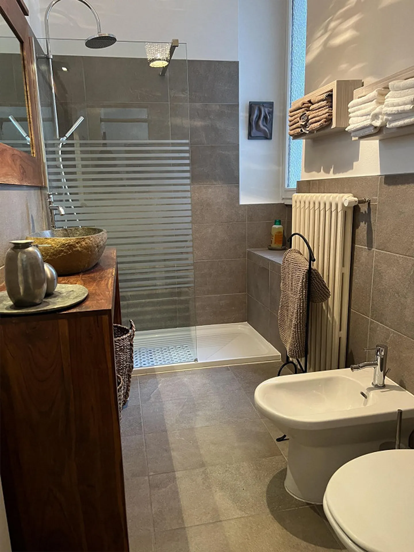 Chiasso, appartement récent de 2,5 pièces avec cuisine séparée - Photo 8 sur 10
