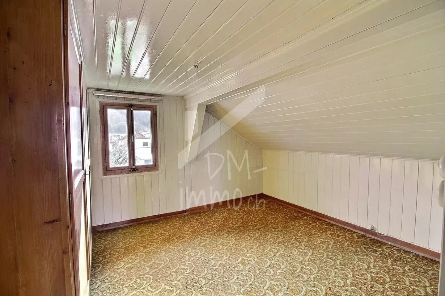 Sought-after location for this chalet to renovate, possible extension - Photo 4 of 8