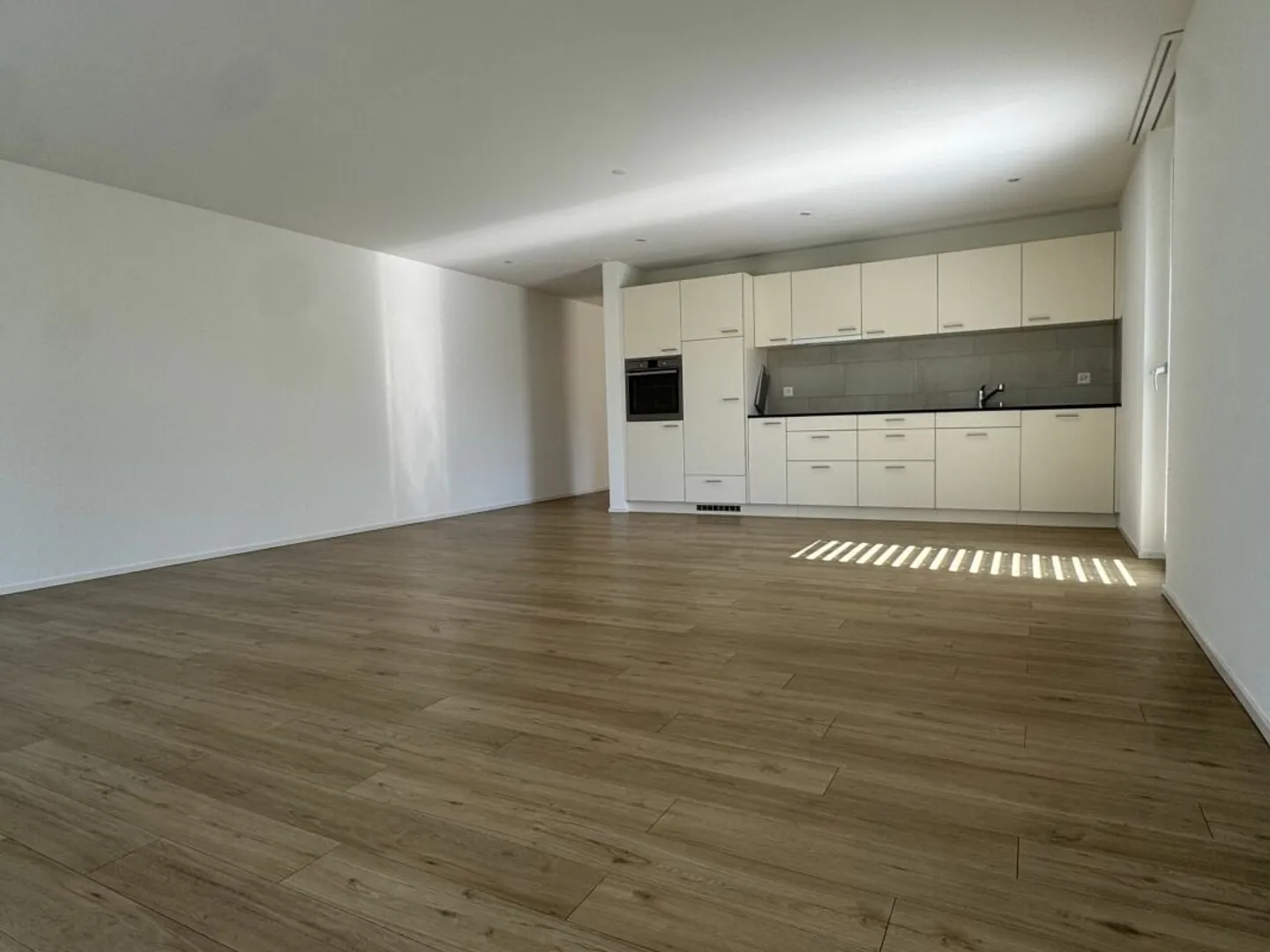 Central 2.5 Room - Ground Floor Apartment - Photo 5 of 13