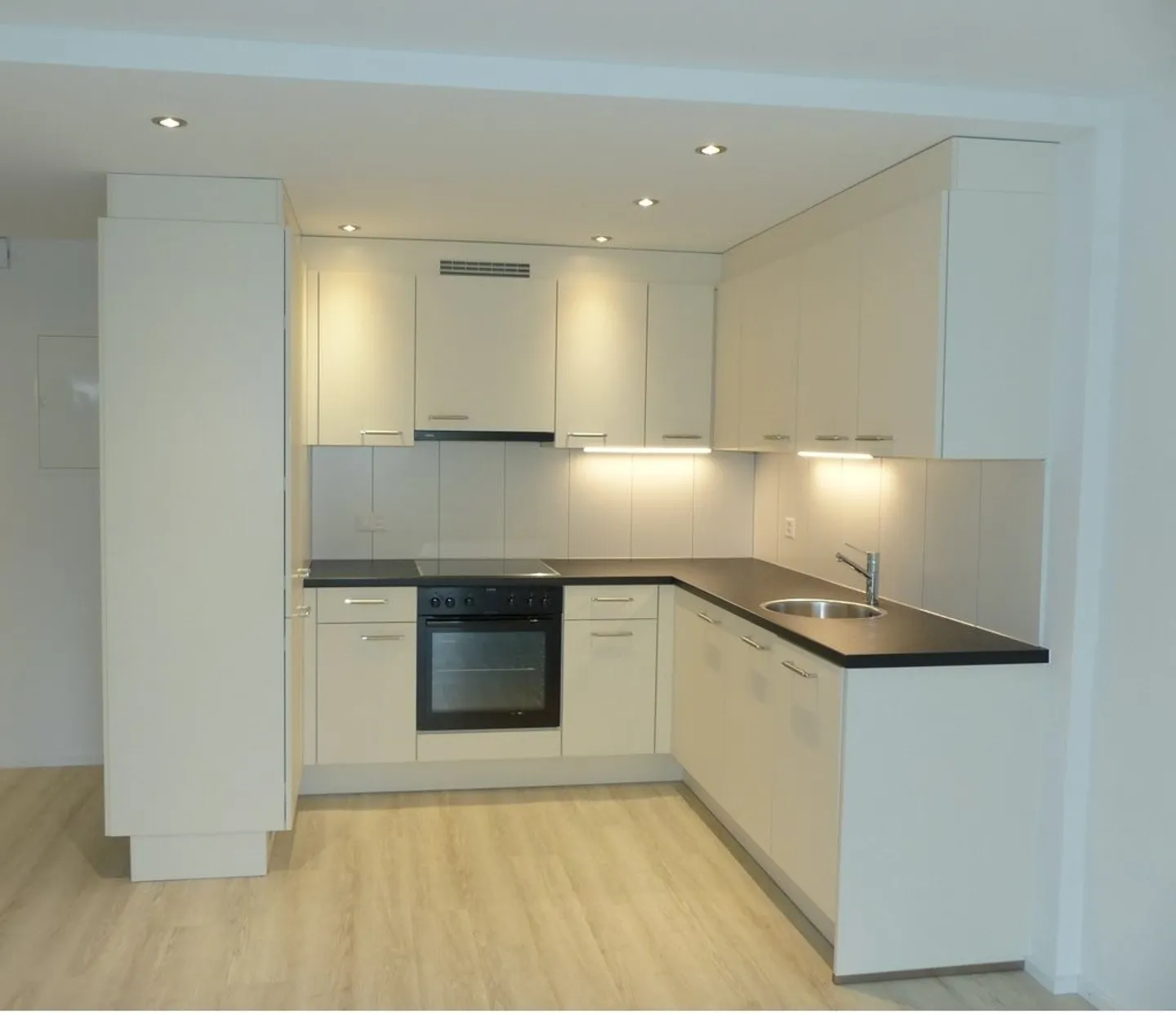 Top modern apartment in a quiet location - Photo 2 of 6