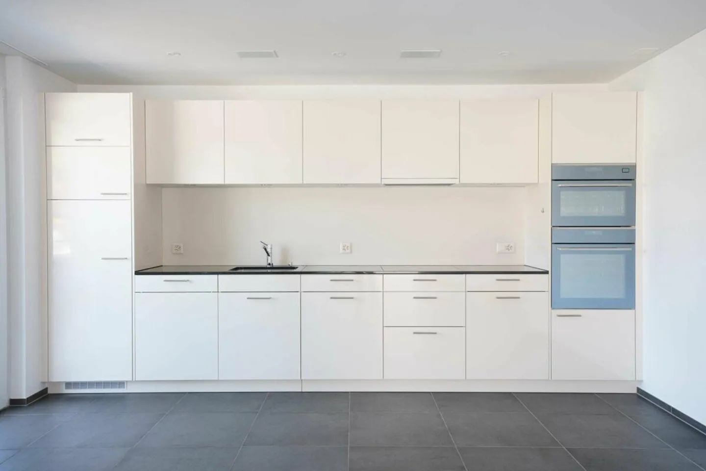 Vivre proche de la nature, vivre moderne - Appartement en attique de 2,5 pièces avec grande terrasse - Photo 2 sur 8