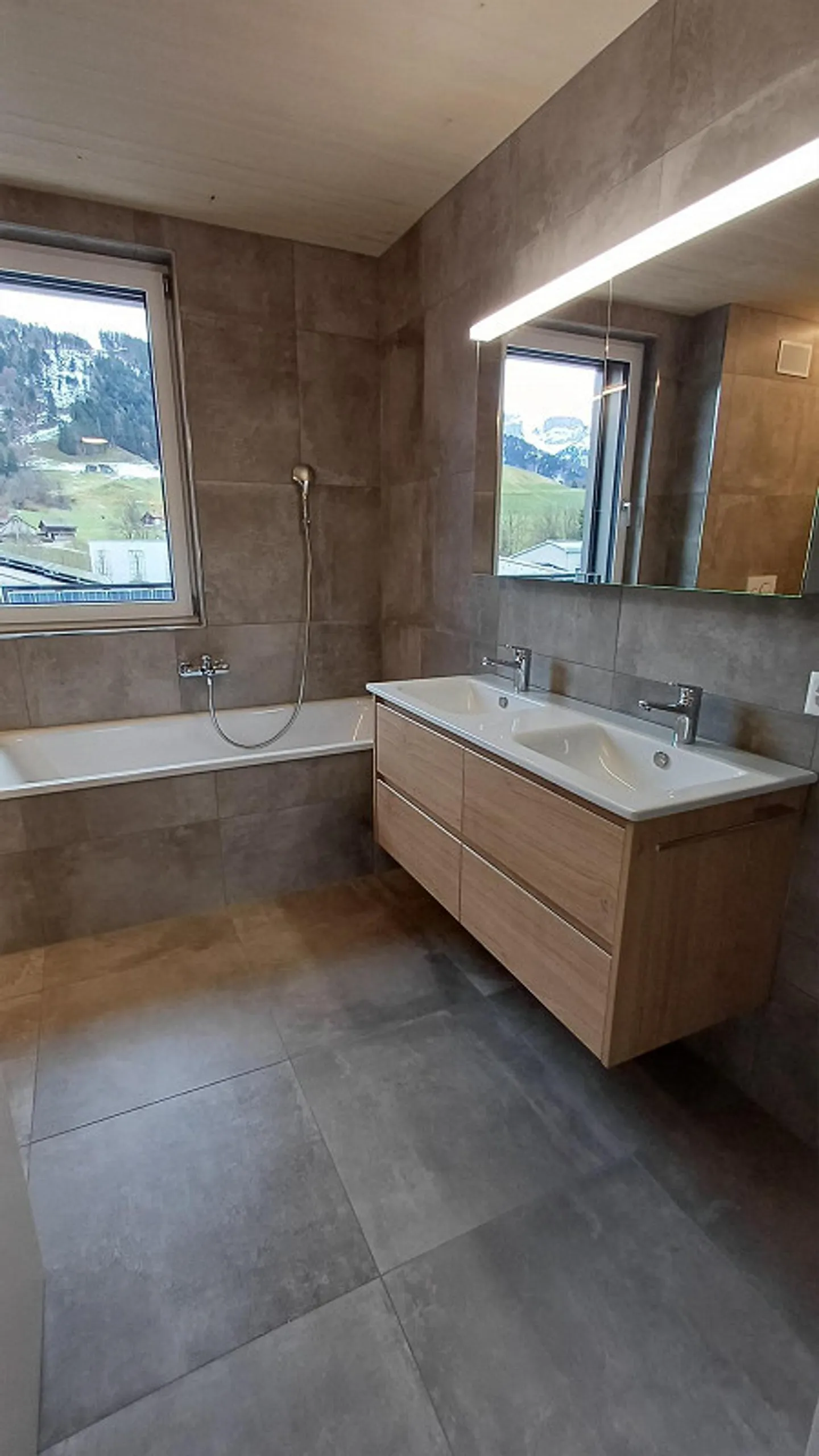 FIRST RENTAL: 5-room attic apartment (3rd floor) 140m2 with loggia - Photo 10 of 18