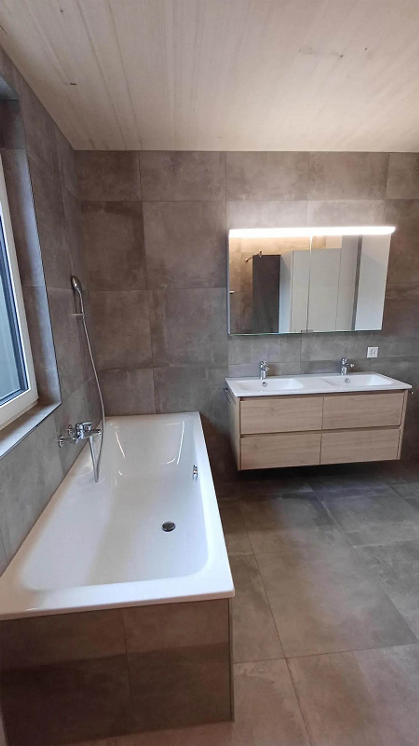 FIRST RENTAL: 5-room attic apartment (3rd floor) 140m2 with loggia - Photo 13 of 18