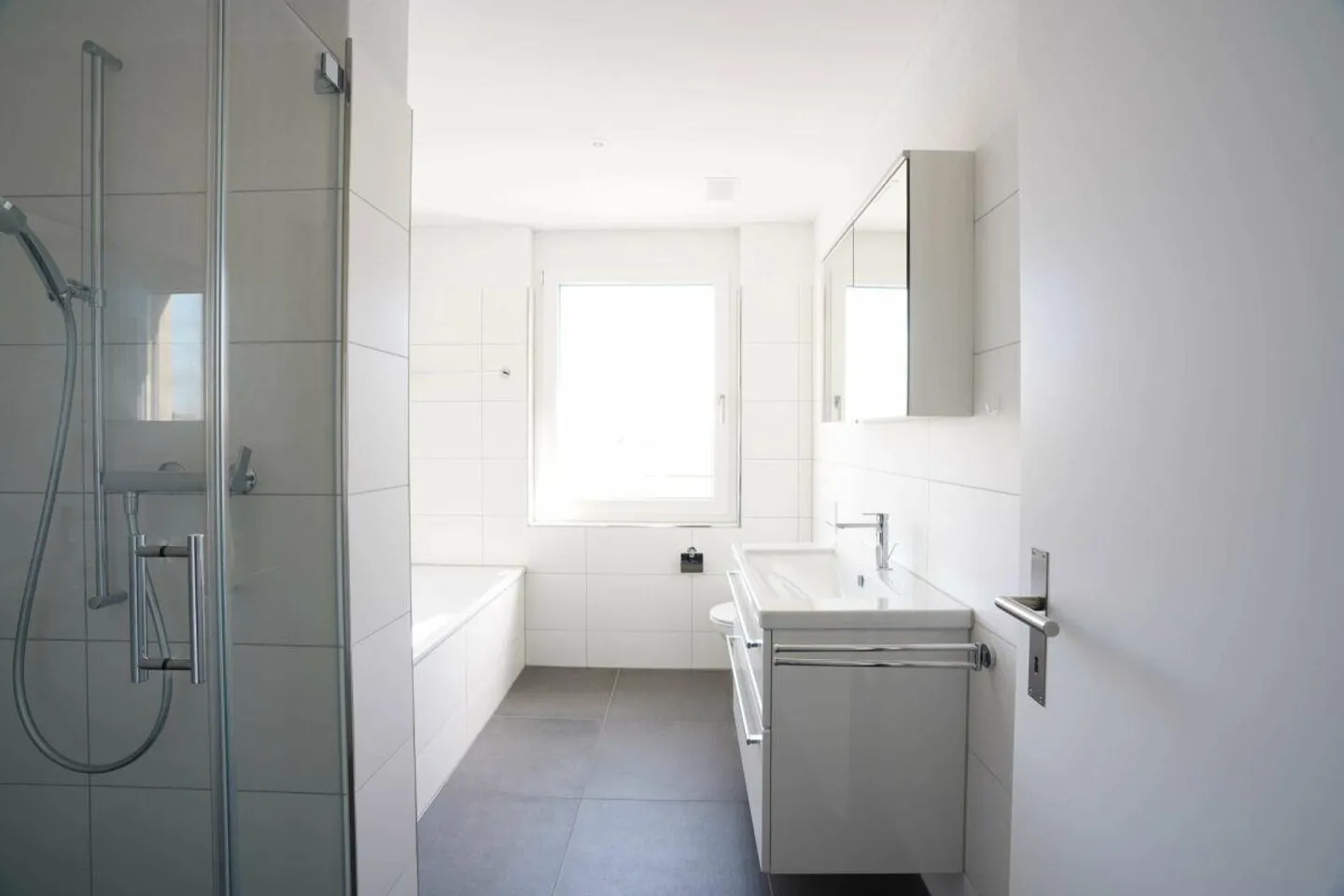 Vivre proche de la nature, vivre moderne - Appartement en attique de 2,5 pièces avec grande terrasse - Photo 3 sur 8