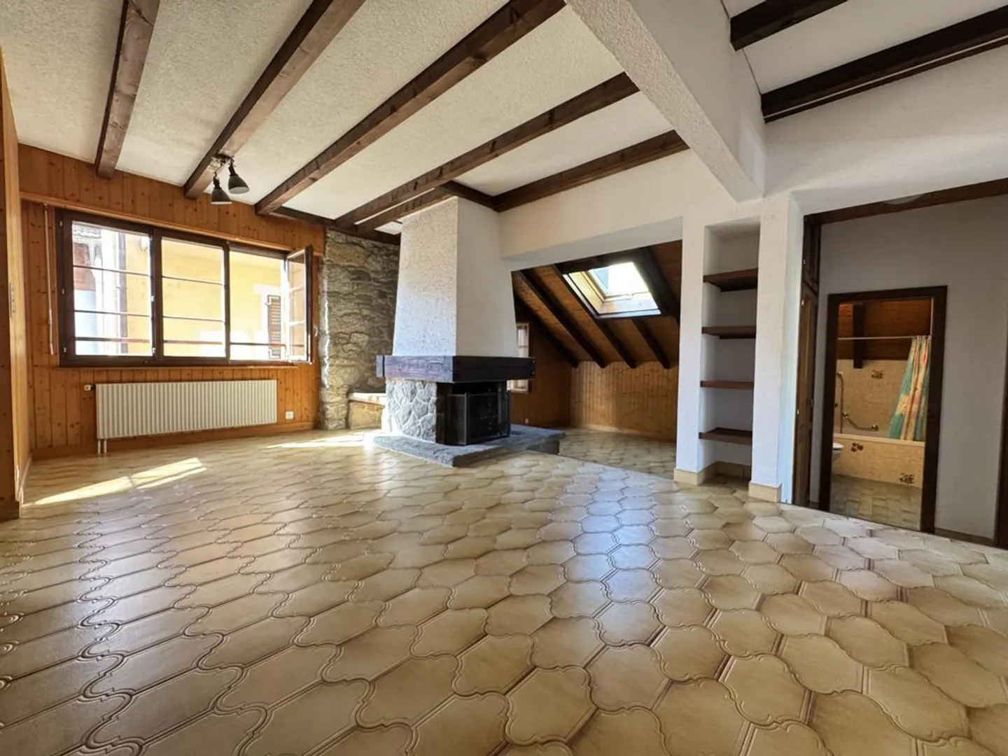 BEAUTIFUL 4-ROOM APARTMENT WITH CHARACTER - Photo 3 of 10