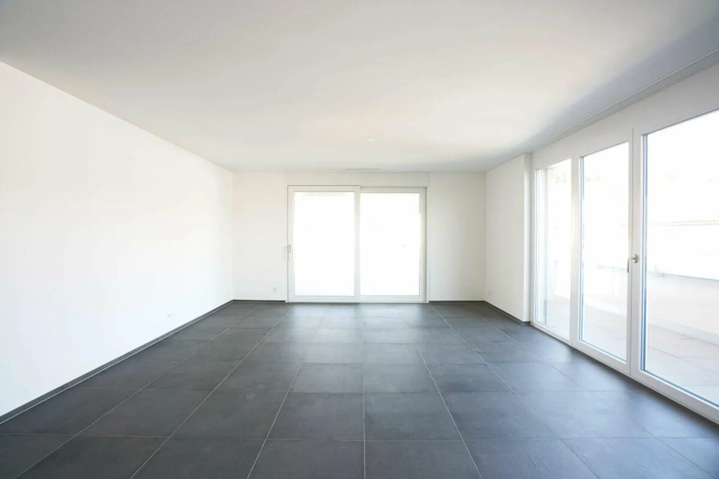 Vivre proche de la nature, vivre moderne - Appartement en attique de 2,5 pièces avec grande terrasse - Photo 4 sur 8