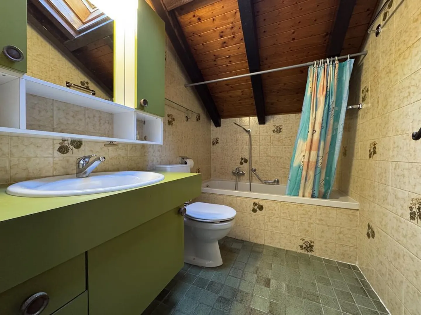 BEAUTIFUL 4-ROOM APARTMENT WITH CHARACTER - Photo 4 of 10