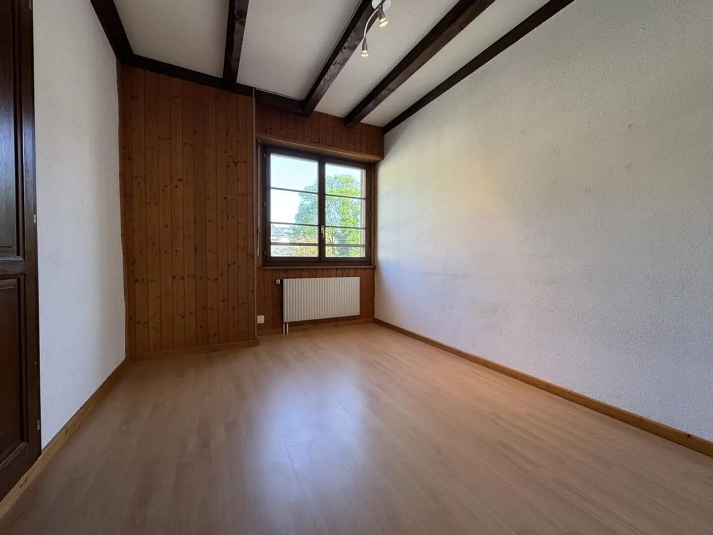 BEAUTIFUL 4-ROOM APARTMENT WITH CHARACTER - Photo 6 of 10