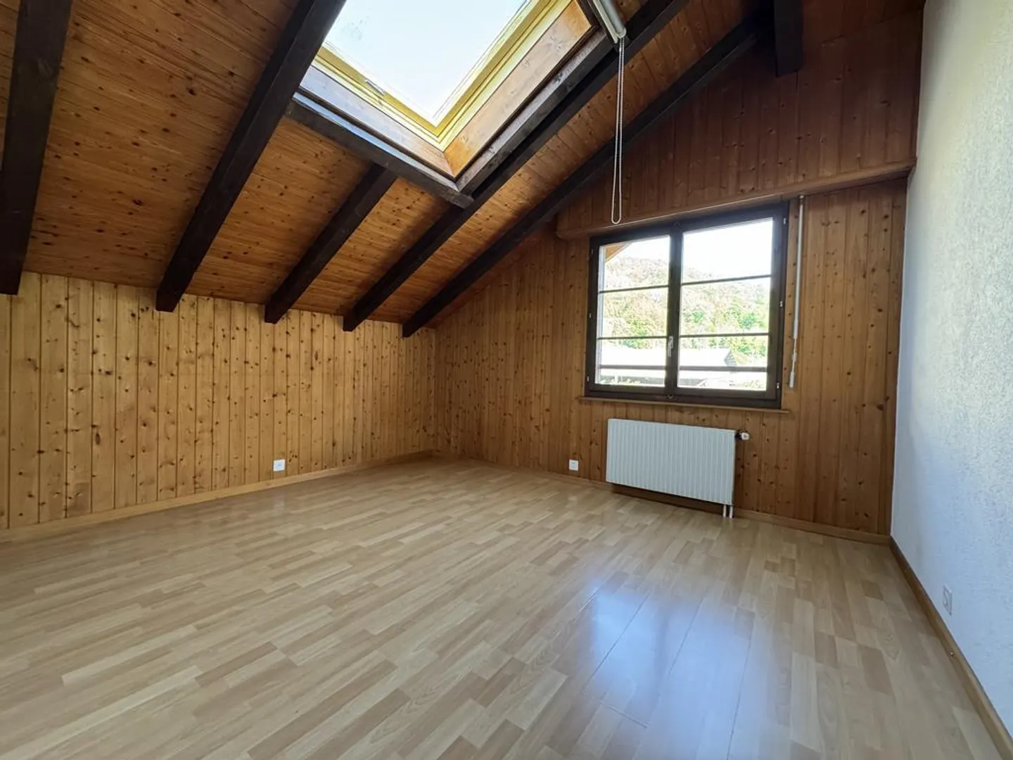 BEAUTIFUL 4-ROOM APARTMENT WITH CHARACTER - Photo 5 of 10