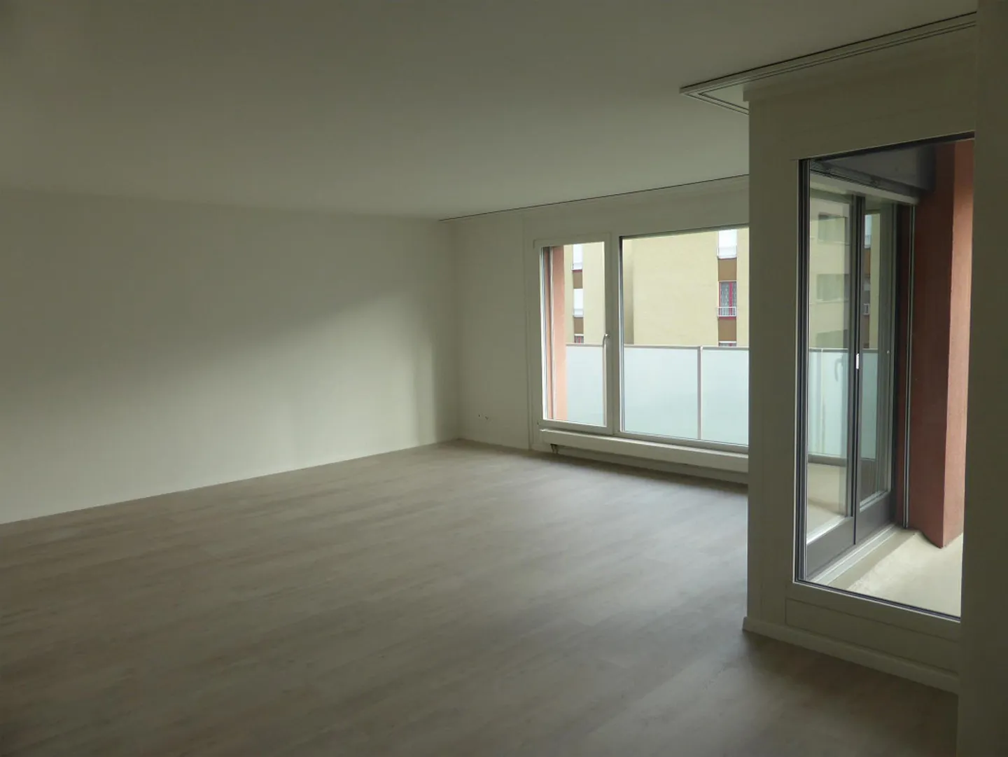 Freshly renovated 3.5-room apartment - Photo 3 of 10