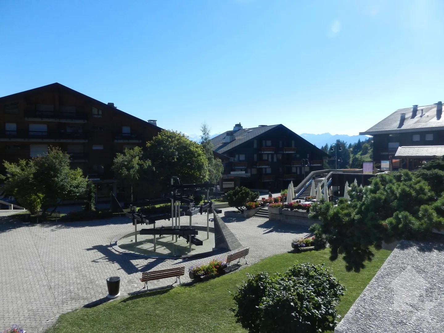 Commercial space in the village square - Photo 4 of 13