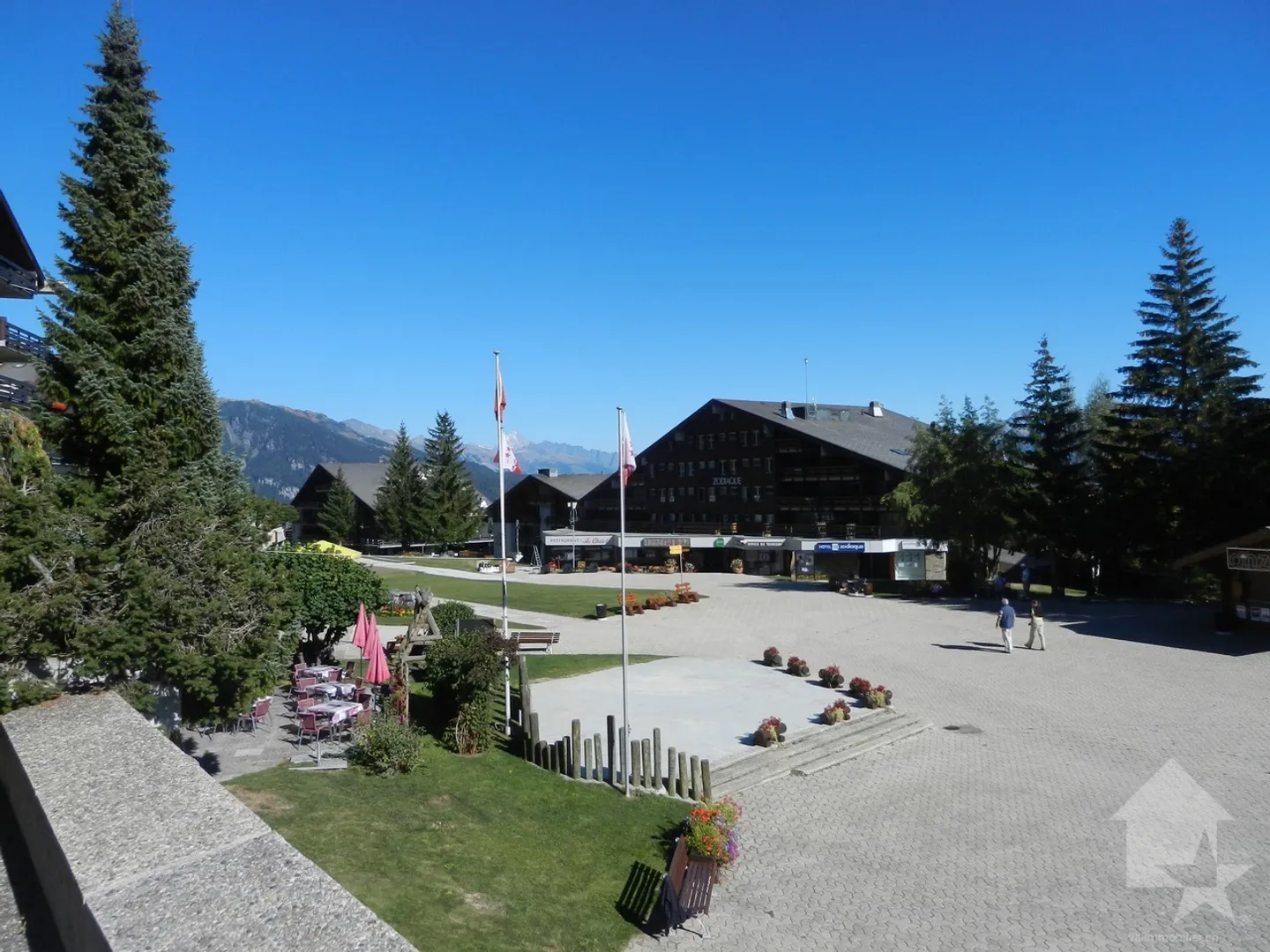 Commercial space in the village square - Photo 7 of 13