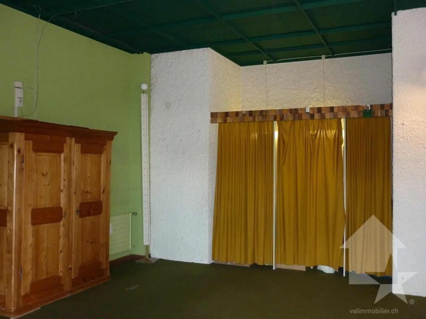 Commercial space in the village square - Photo 10 of 13