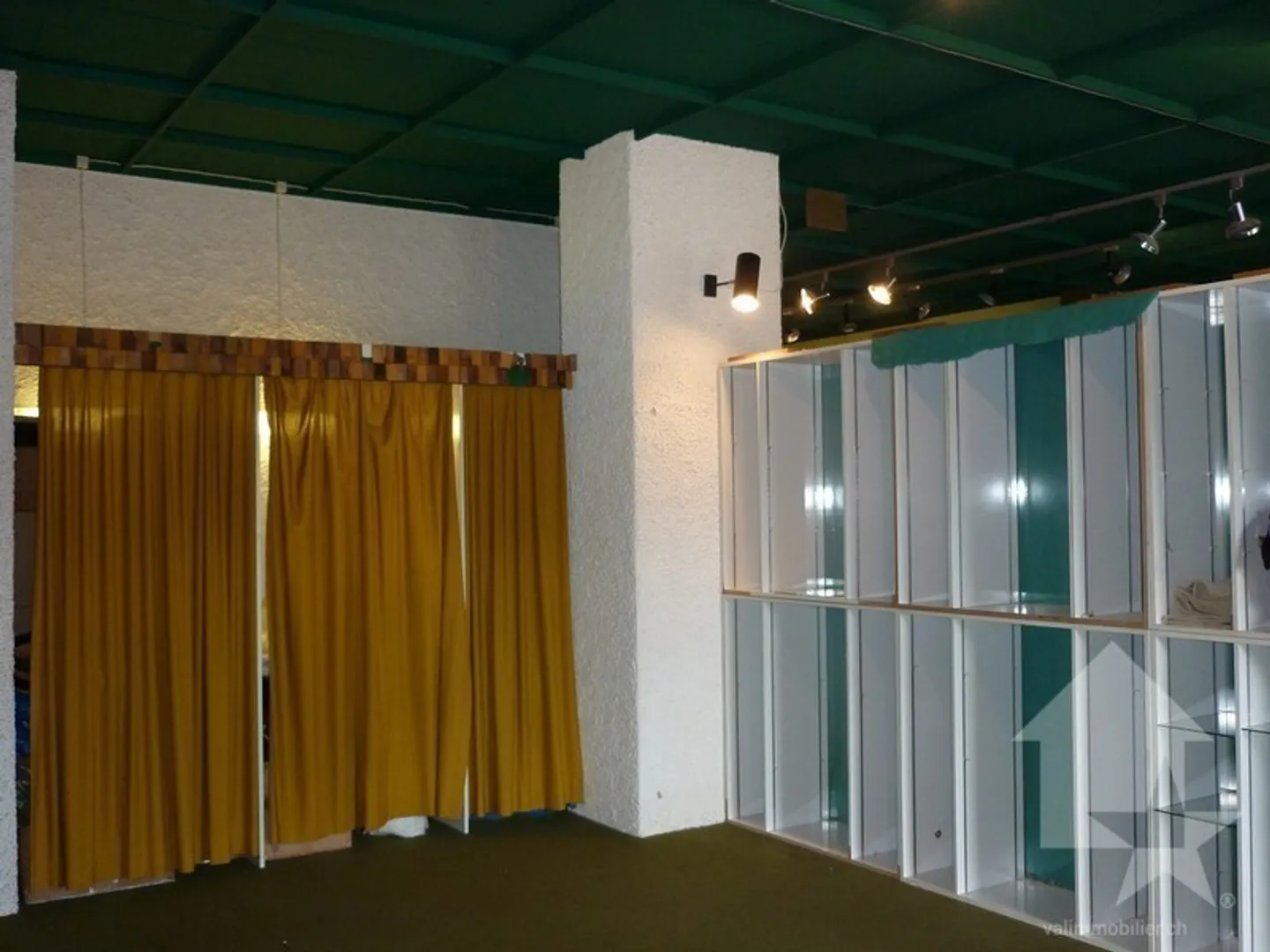 Commercial space in the village square - Photo 12 of 13