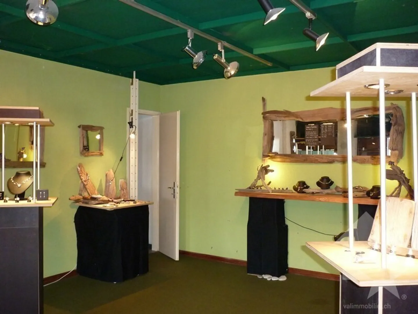 Commercial space in the village square - Photo 5 of 13