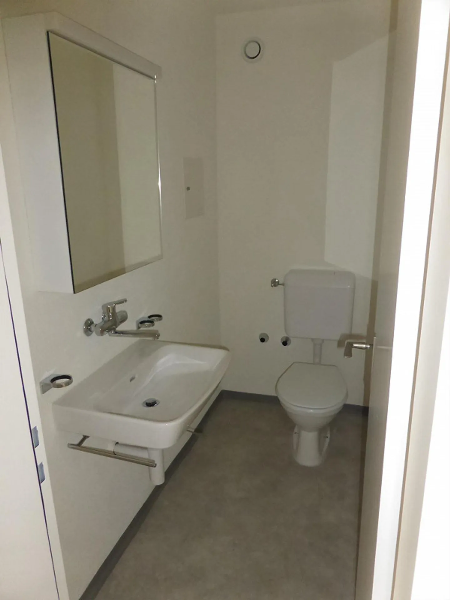 Freshly renovated 3.5-room apartment - Photo 9 of 10