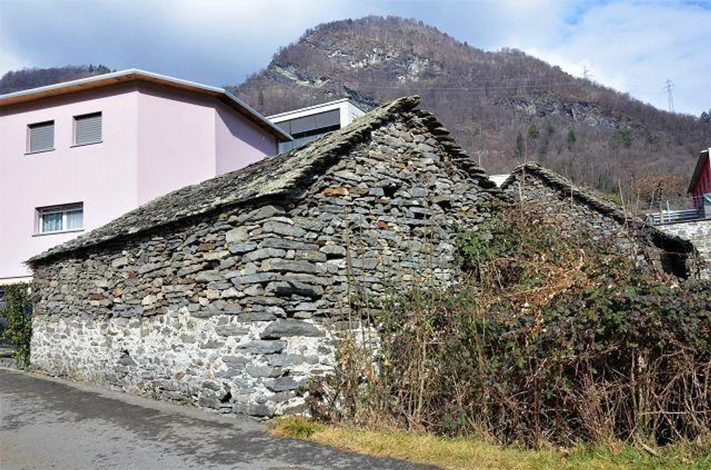 2 bâtiments rustiques à rénover avec projet dans un emplacement ensoleillé - Photo 7 sur 22