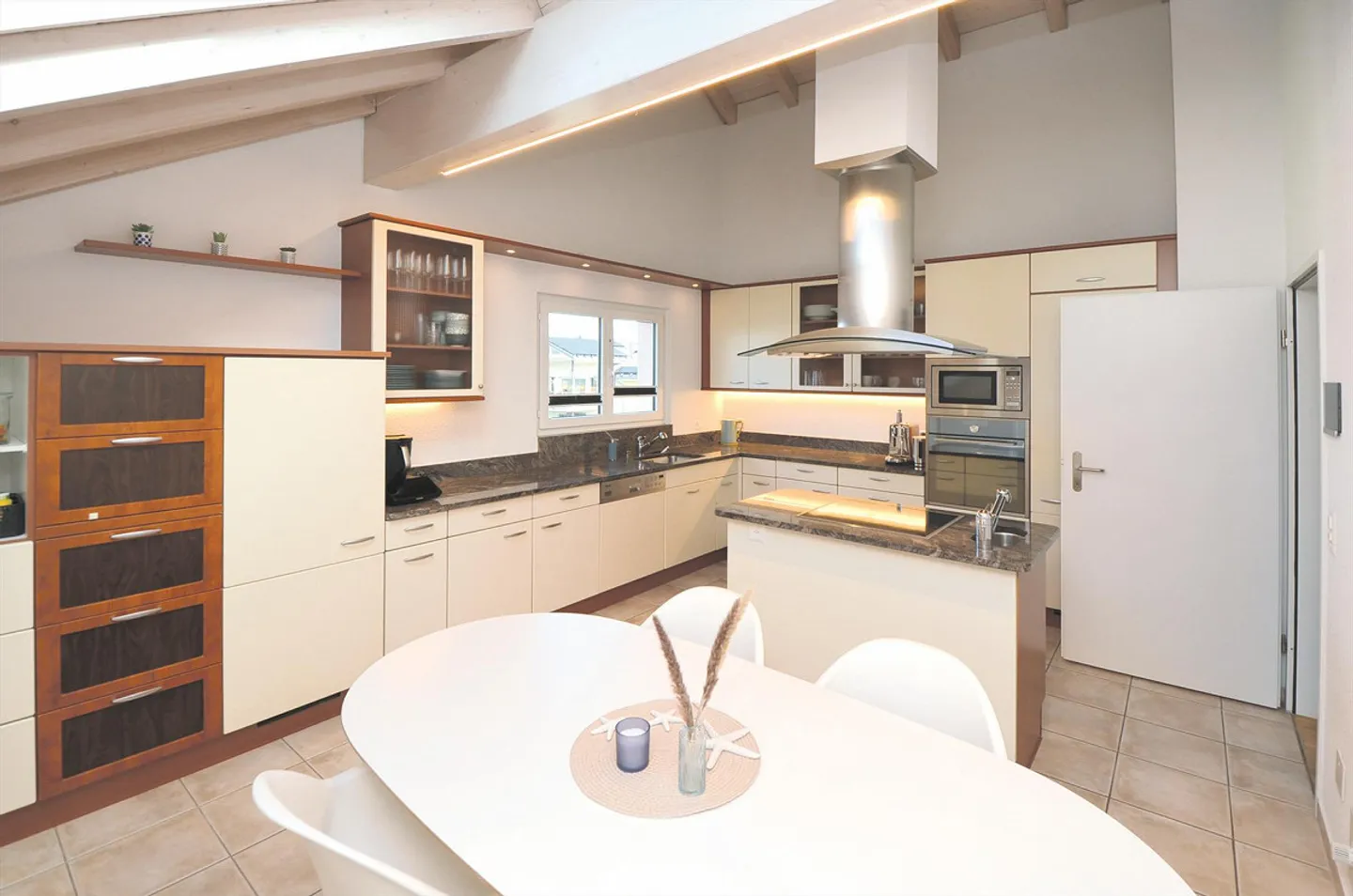 Plenty of space to live. Wonderful view to enjoy. - Photo 4 of 10