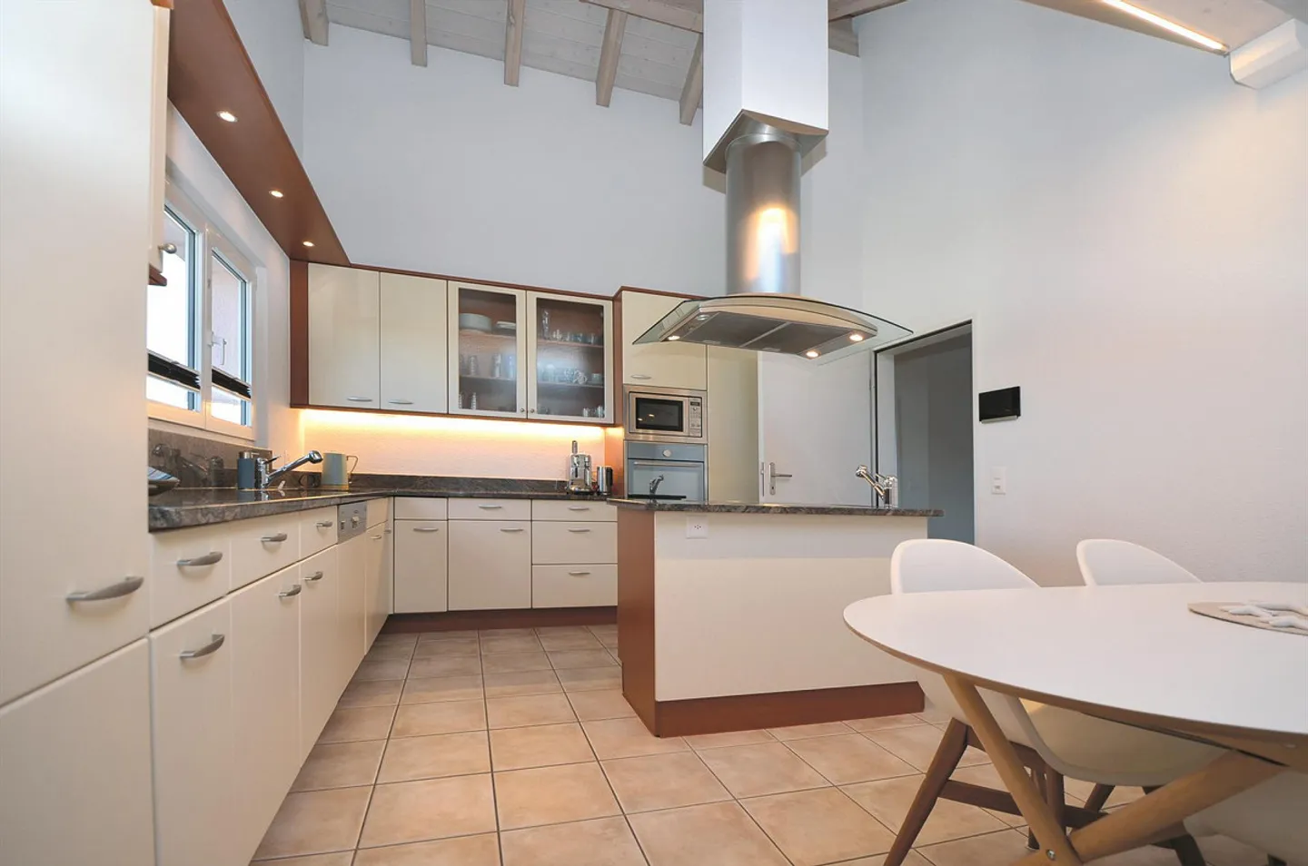 Plenty of space to live. Wonderful view to enjoy. - Photo 5 of 10