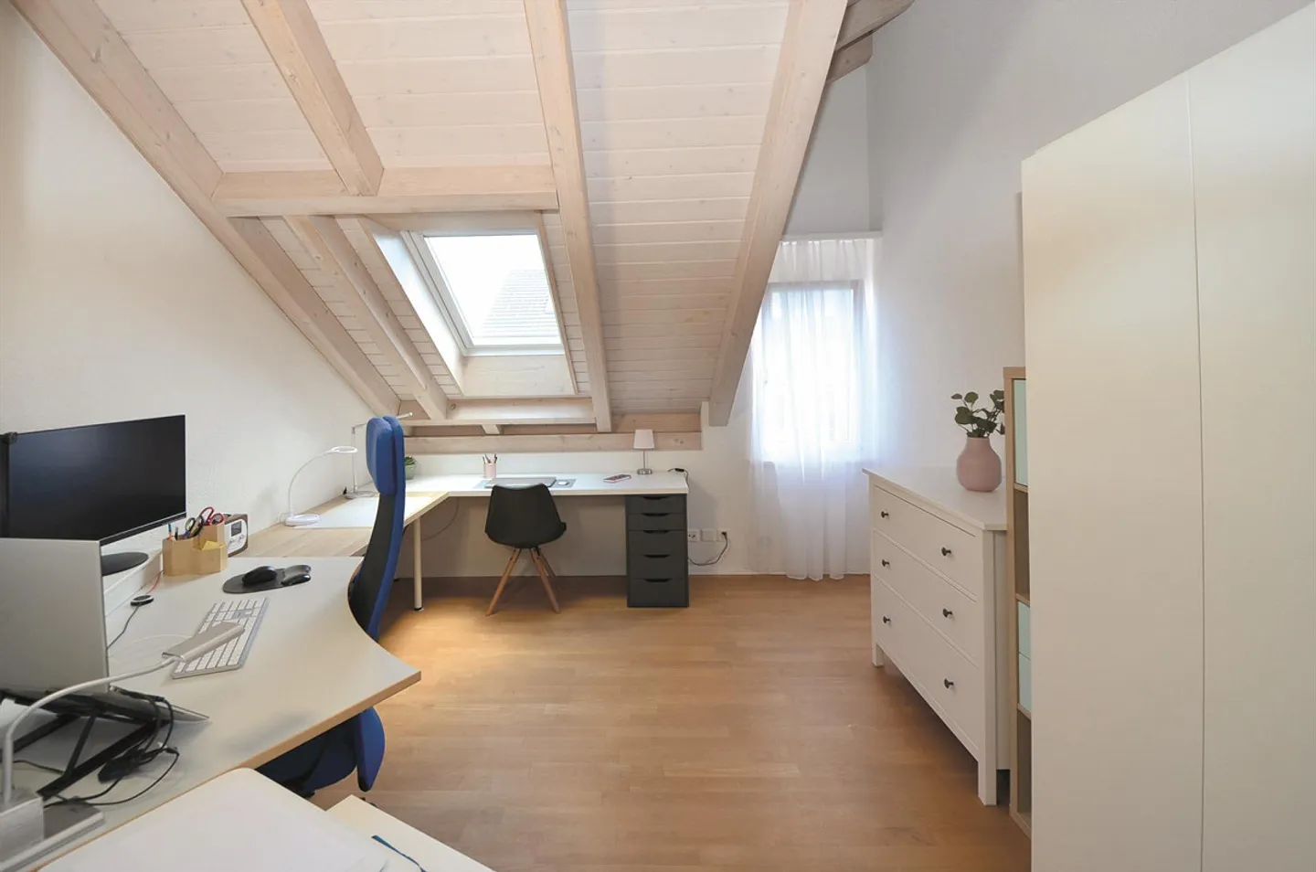 Plenty of space to live. Wonderful view to enjoy. - Photo 8 of 10