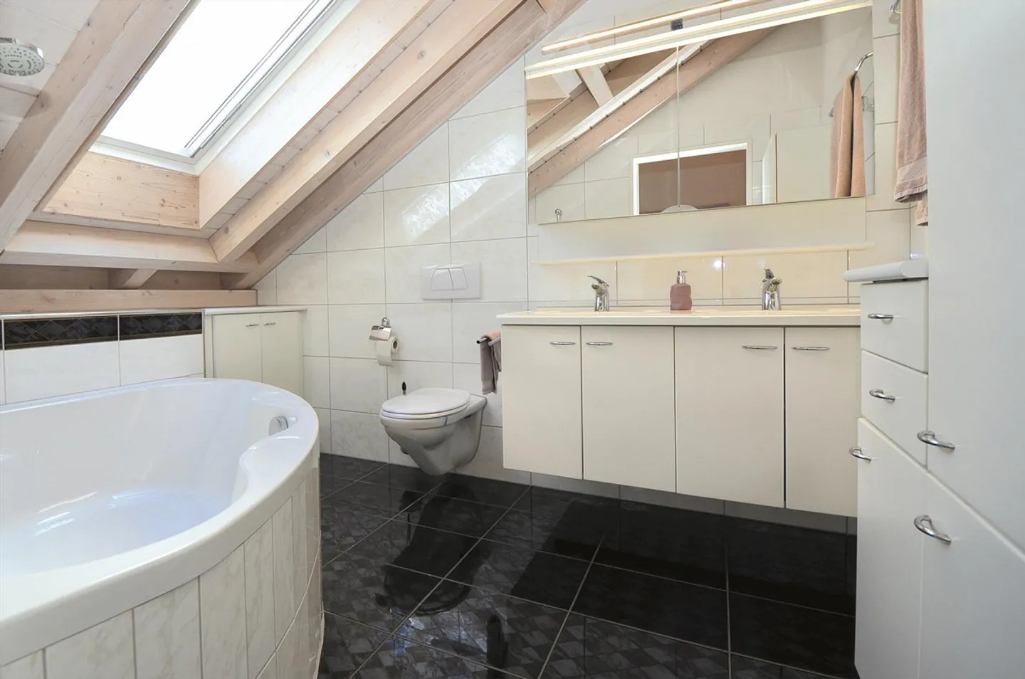 Plenty of space to live. Wonderful view to enjoy. - Photo 7 of 10