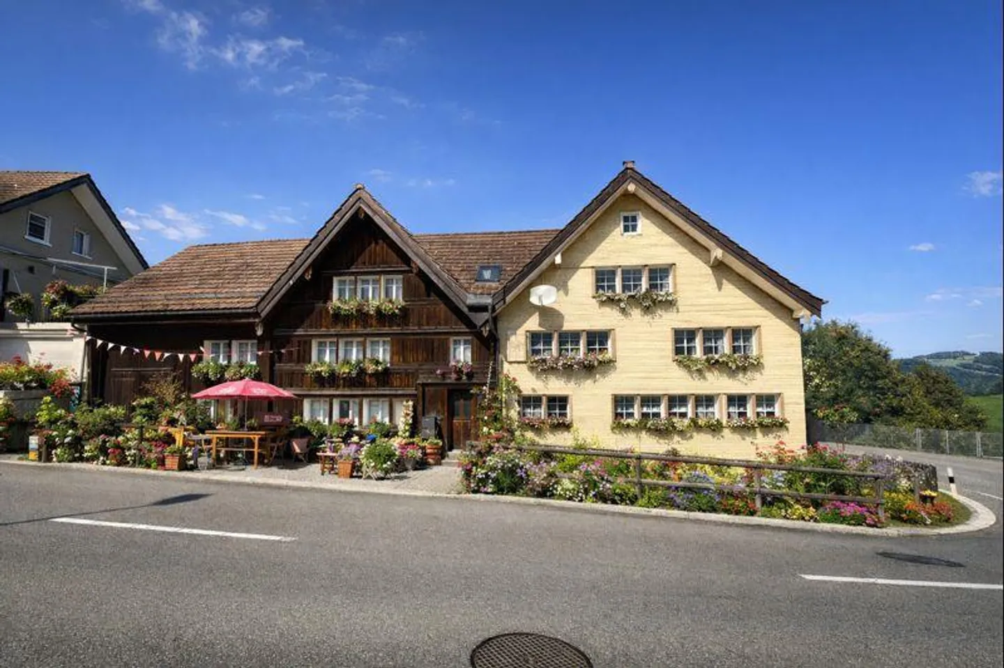 Herisau – Propriété résidentielle et commerciale : Deux maisons avec 3 appartements - Photo 1 sur 4