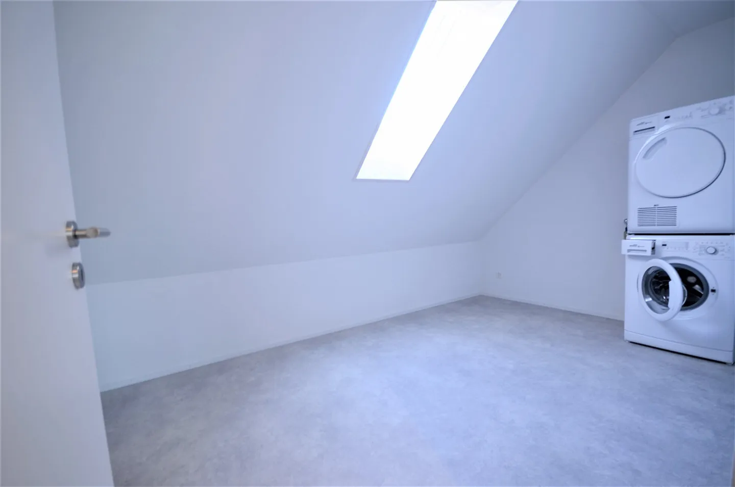 Spacious, bright 5.5 room penthouse apartment - Photo 7 of 8