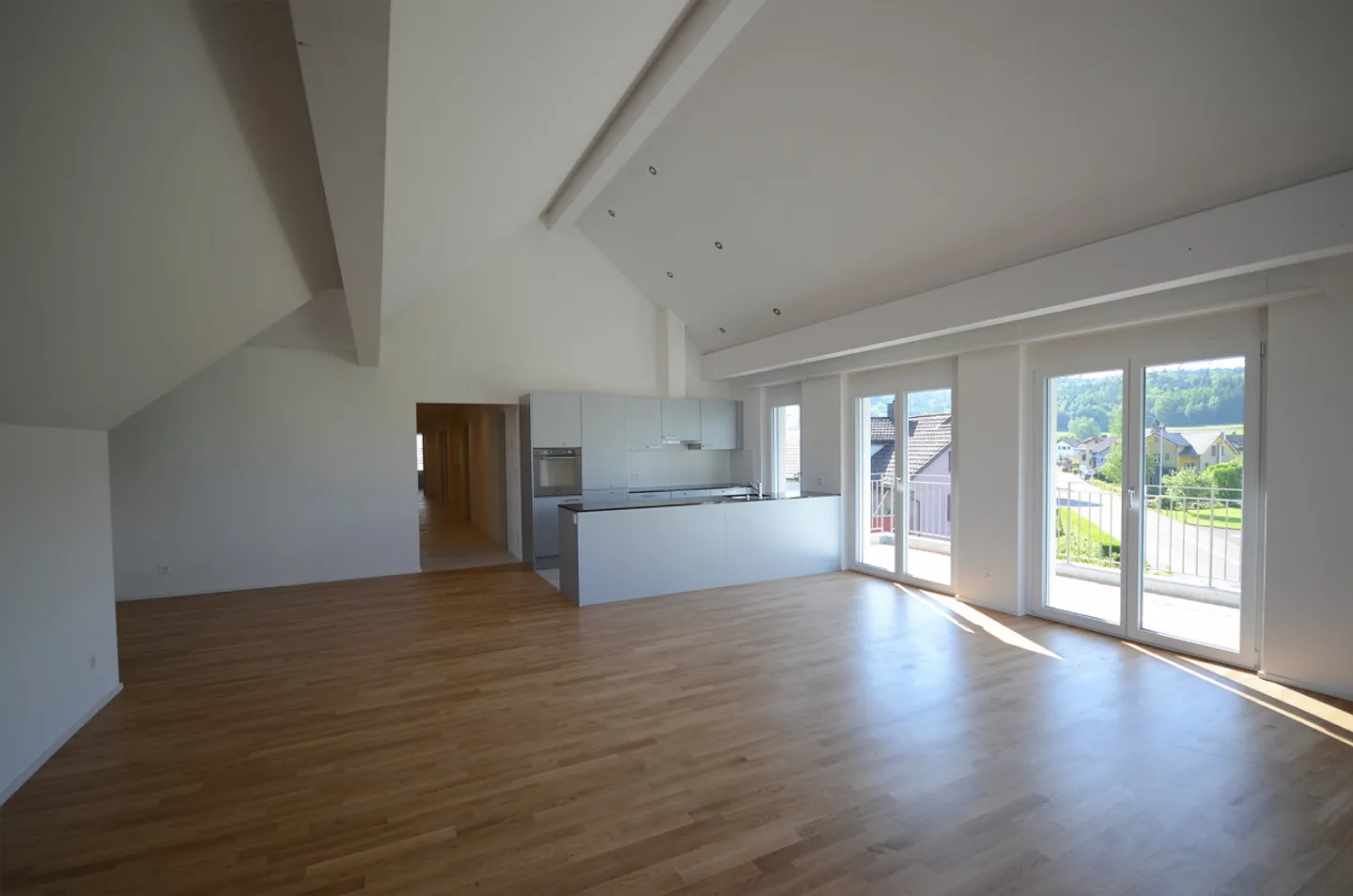 Spacious, bright 5.5 room penthouse apartment - Photo 2 of 8
