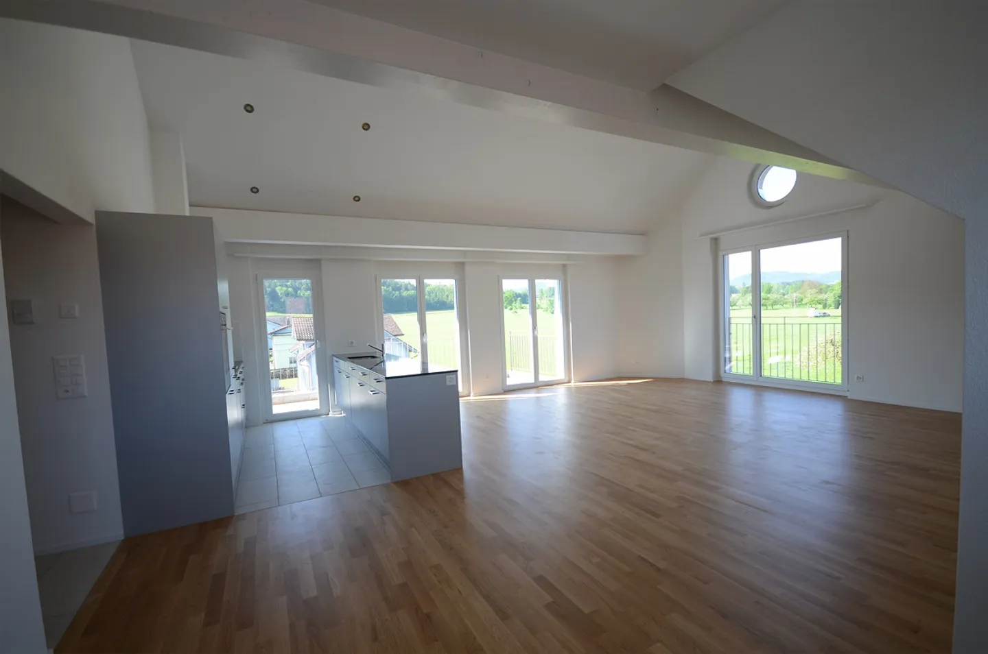 Spacious, bright 5.5 room penthouse apartment - Photo 3 of 8