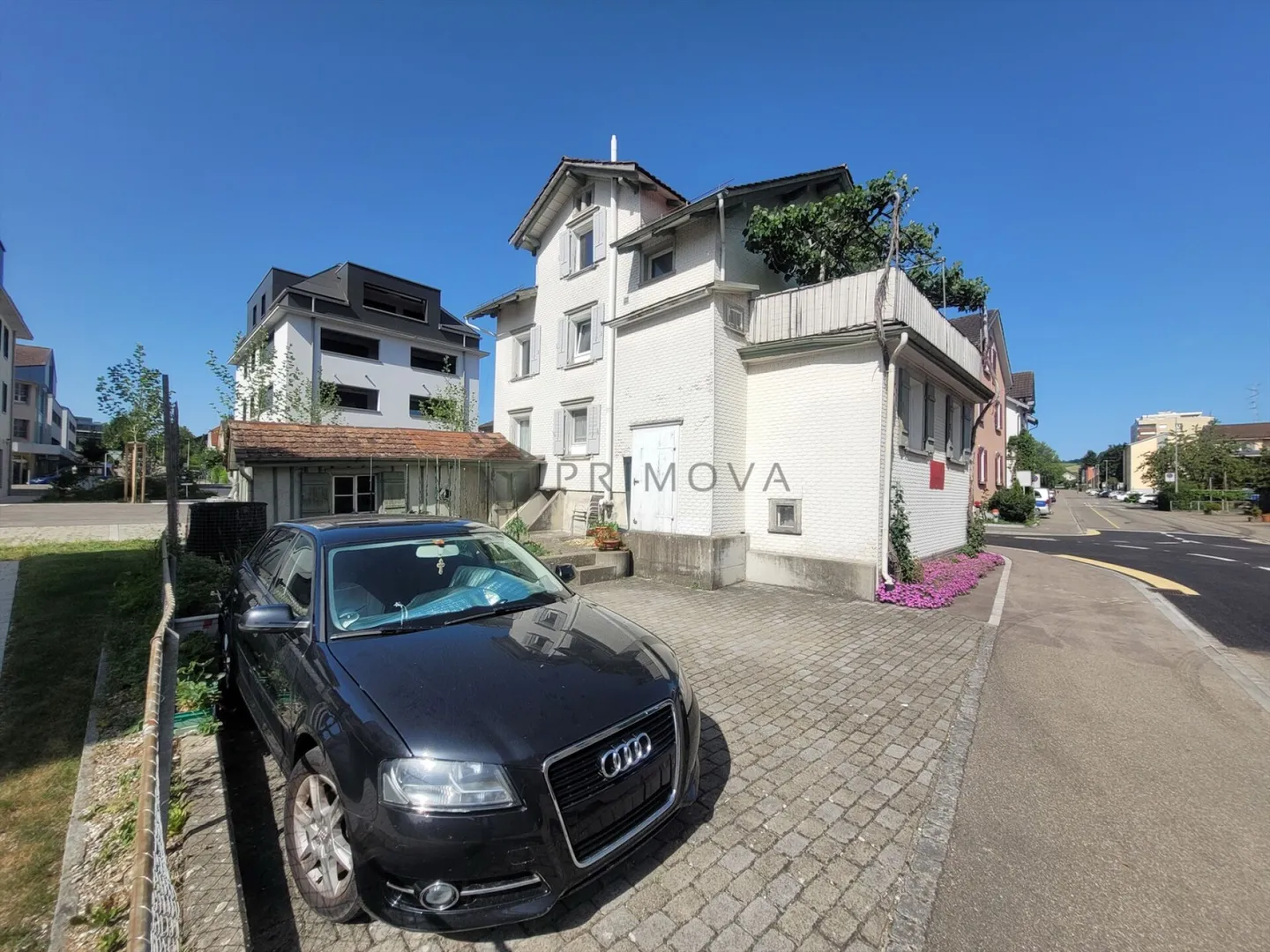 Maison multifamiliale avec deux unités résidentielles et potentiel de développement au centre - Photo 8 sur 9