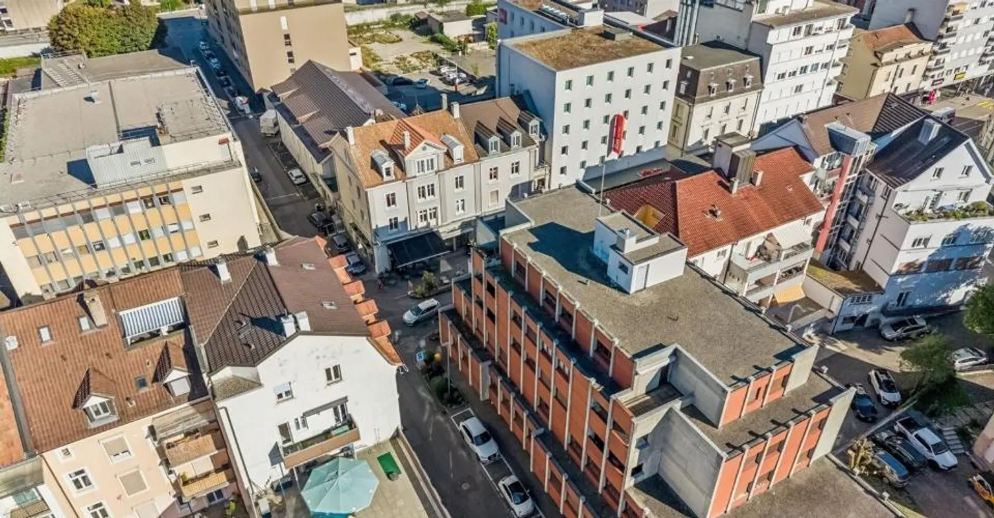 Gemischt genutztes Charaktergebäude mit Rendite im Herzen von Delémont - Foto 1 von 9