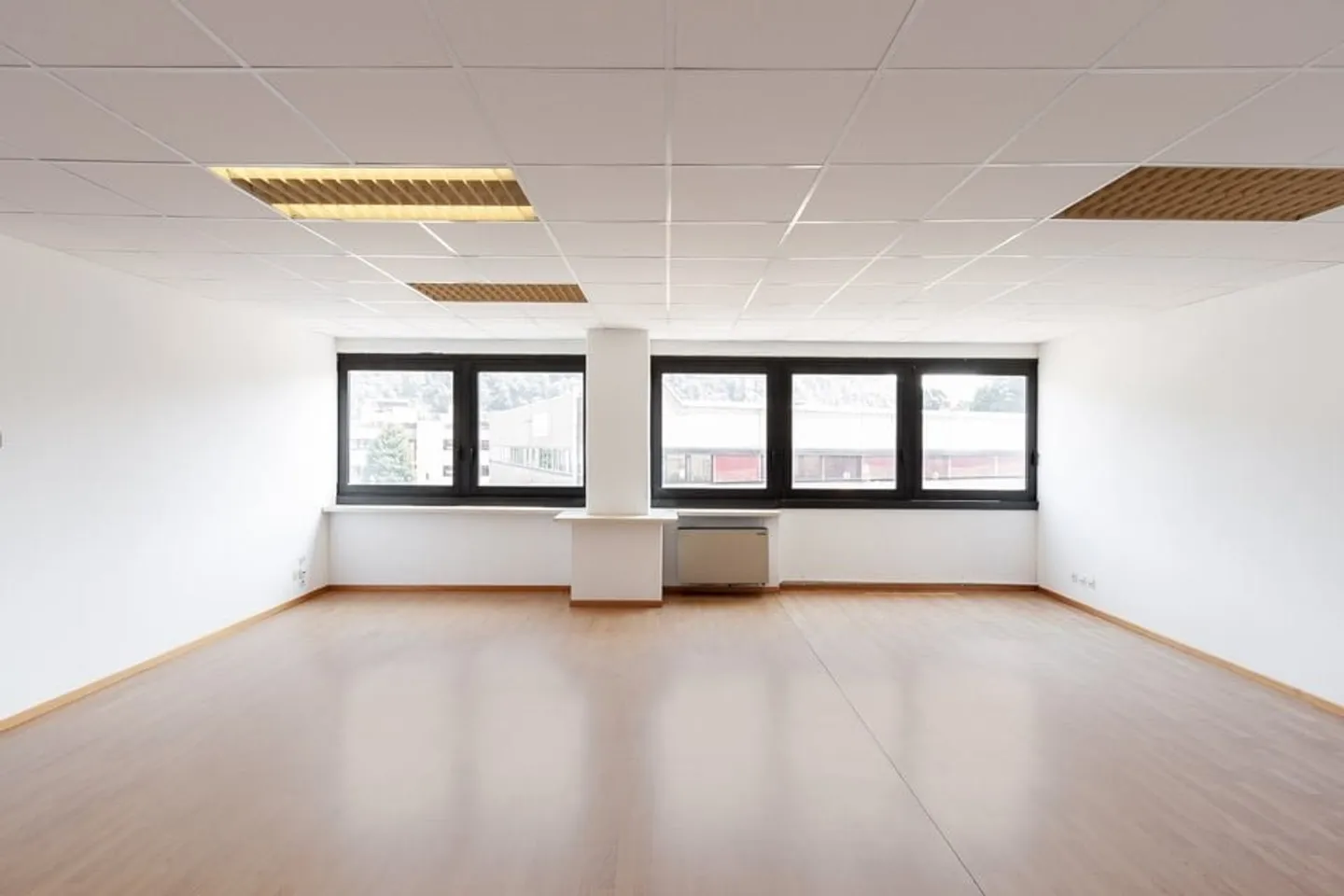 LUGANO NORD/BIOGGIO - À LOUER BUREAU LUMINEUX DE 140 M² (réf. 003) - Photo 1 sur 14