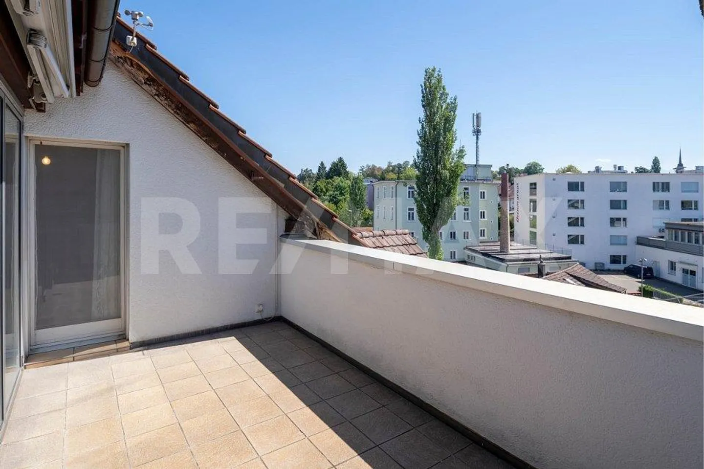 Charming Duplex in City Center - Photo 4 of 13
