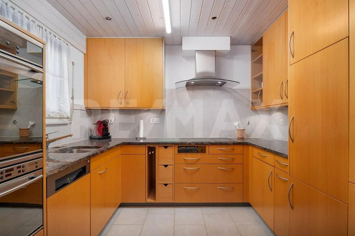 Charming Duplex in City Center - Photo 8 of 13