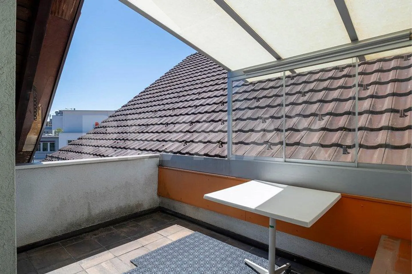 Charming Duplex in City Center - Photo 7 of 13