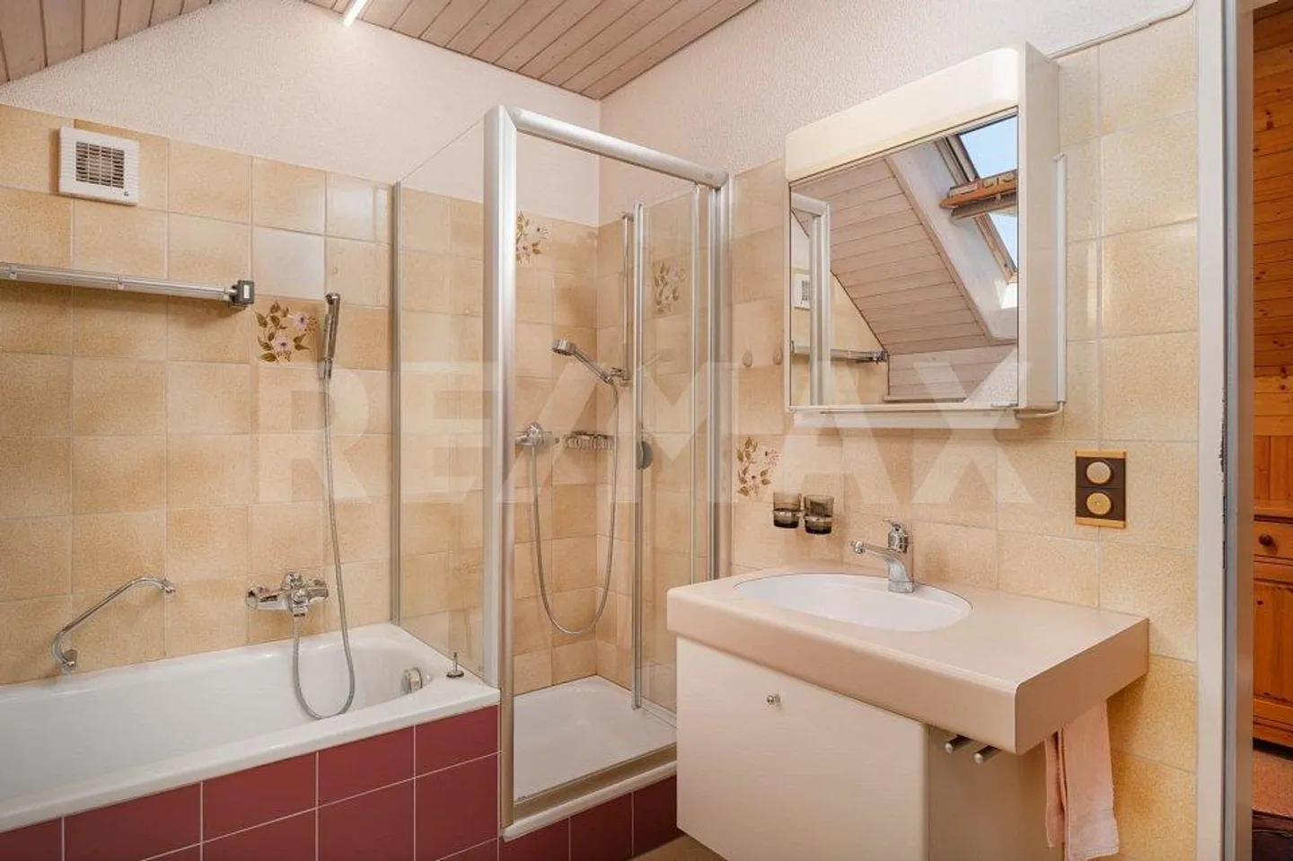 Charming Duplex in City Center - Photo 11 of 13