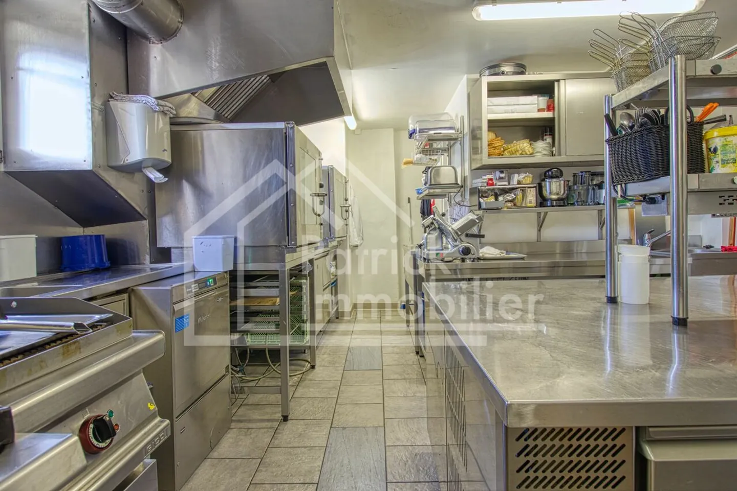 Immeuble d'habitation avec café restaurant - Photo 3 sur 13