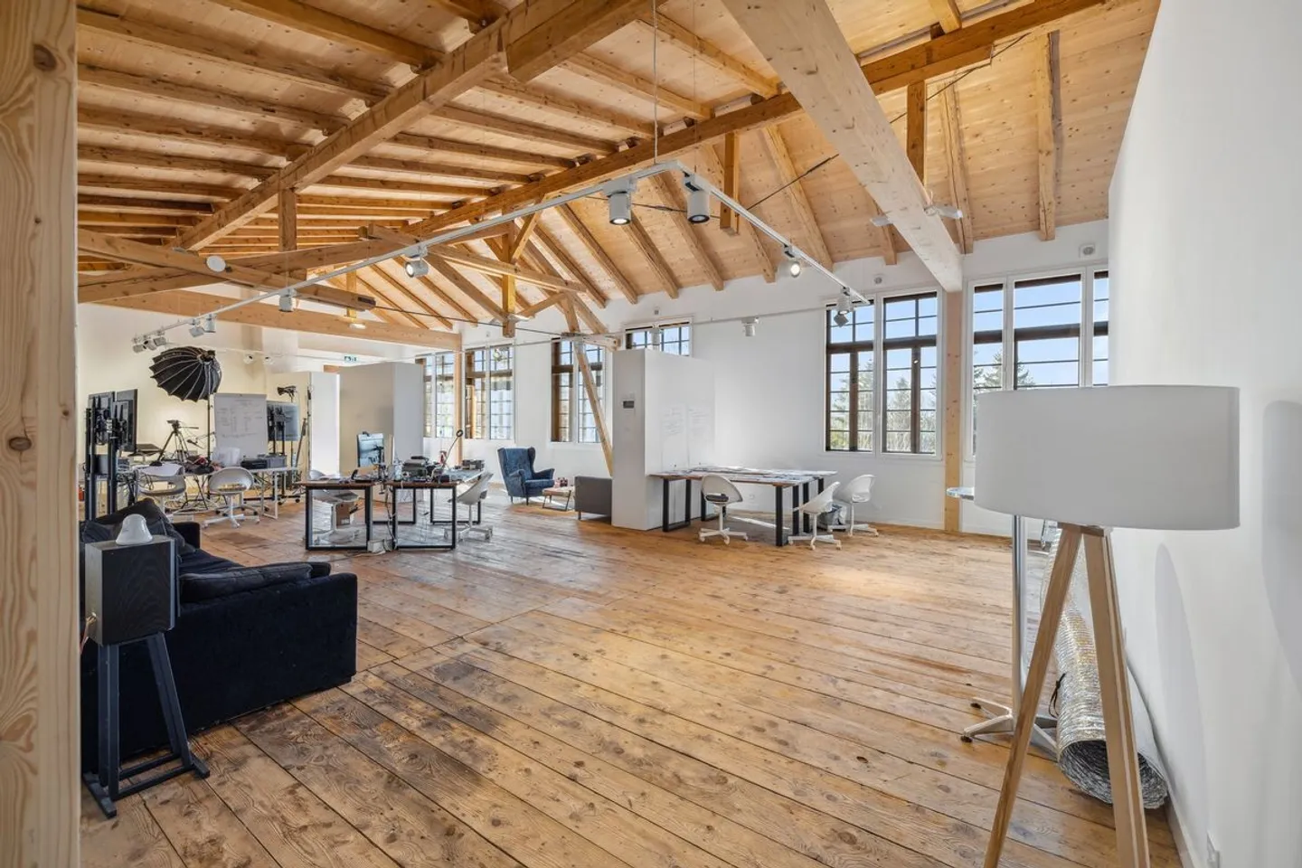 TRES BELLE OPPORTUNITE AVEC DE BELLES SURFACES - Photo 1 sur 5