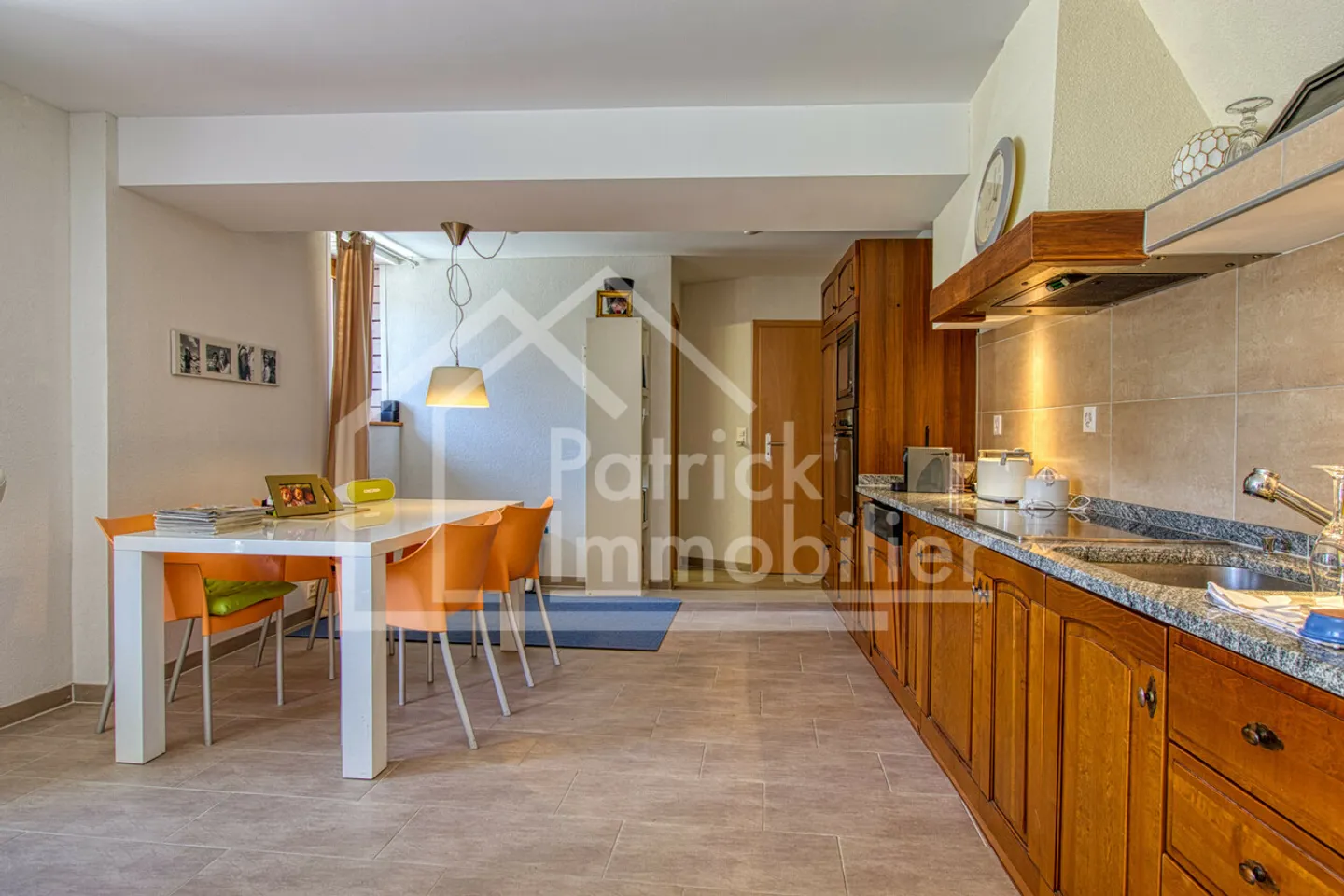 Immeuble d'habitation avec café restaurant - Photo 4 sur 13