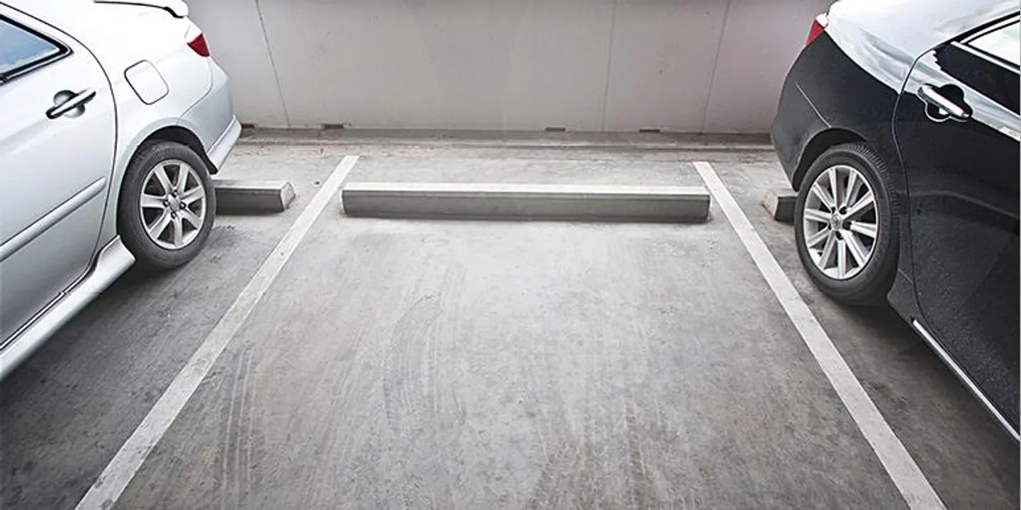 Einstellhallenplatz, Nähe Cham Bahnhof - Foto 1 di 1